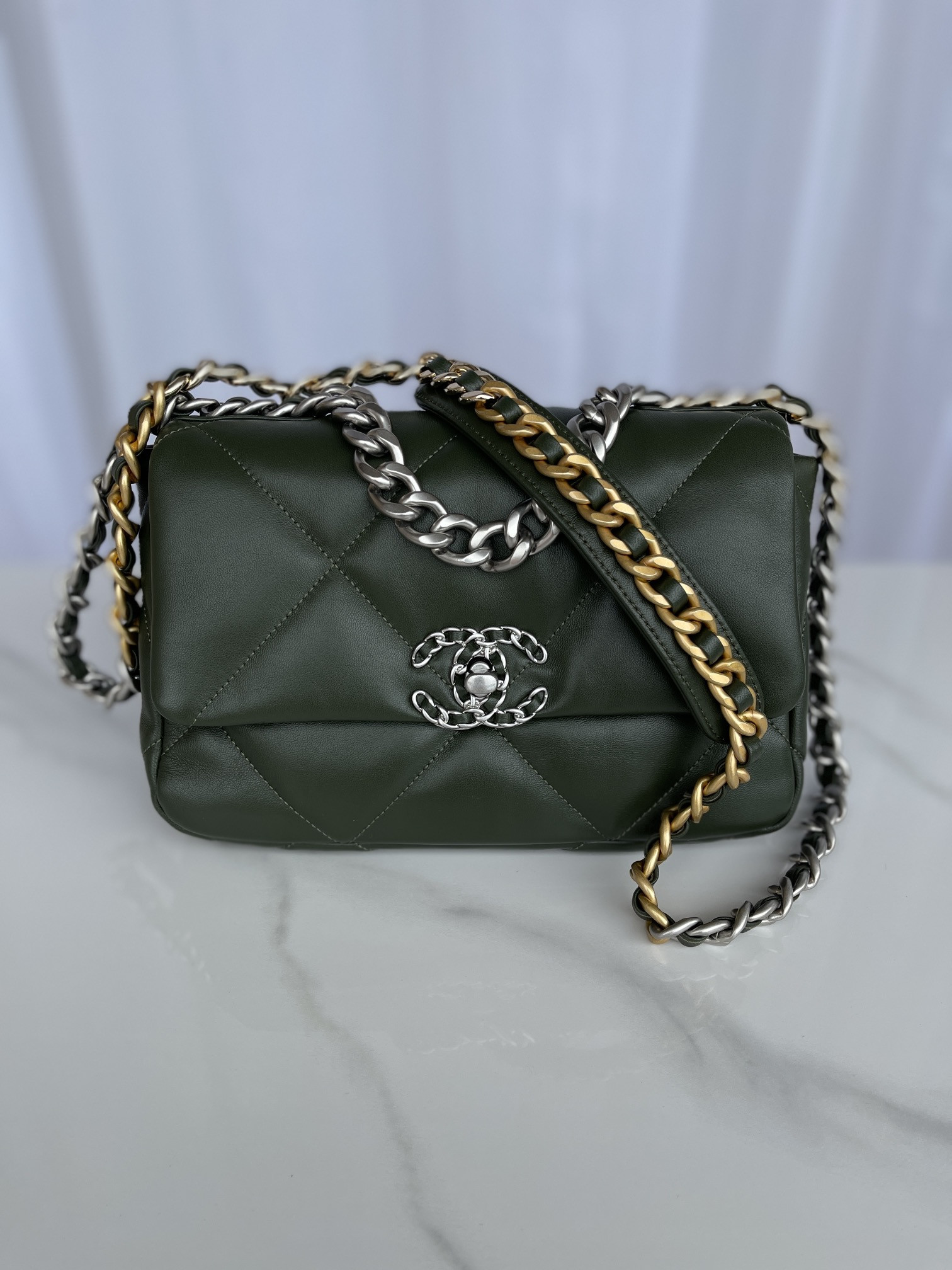 CHANEL 19 HANDBAG Shiny Leather, Gold-Tone, Silver-Tone & Ruthenium-Finish Metal Dark Green 6.2 × 10.1 × 3.5 in