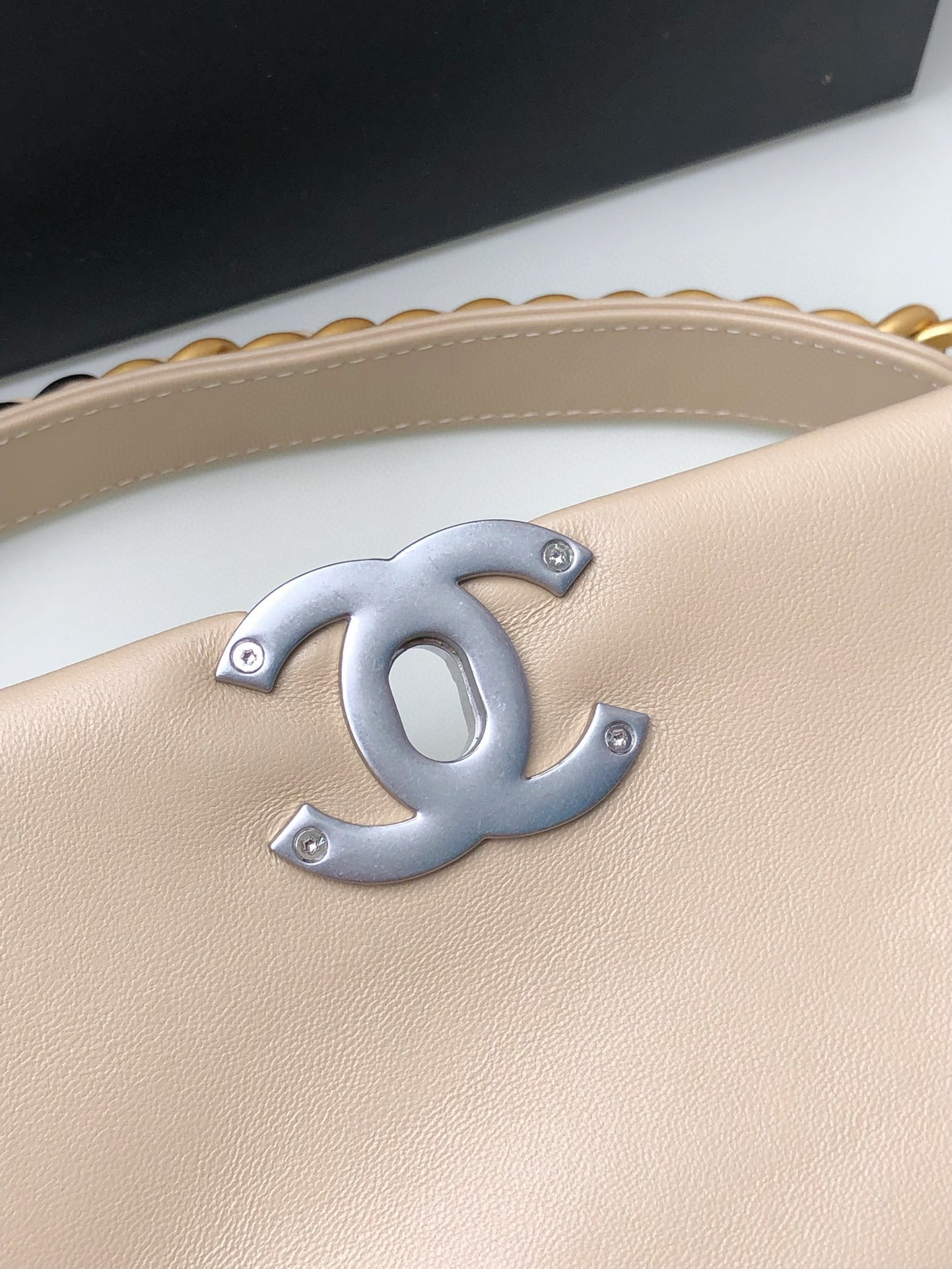 CHANEL 19 HANDBAG Shiny Leather, Gold-Tone, Silver-Tone & Ruthenium-Finish Metal Beige 30x20x10cm