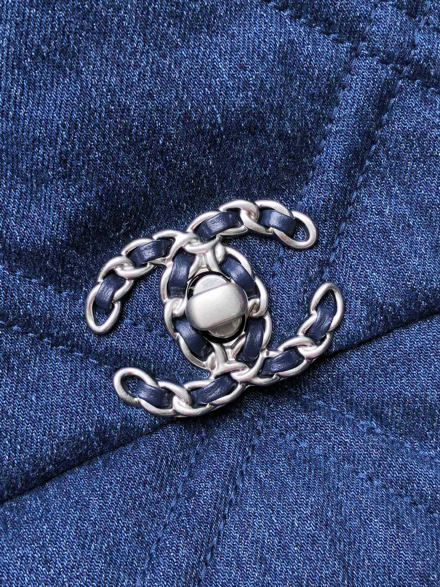 CHANEL 19 HANDBAG, Gold-Tone, Silver-Tone & Ruthenium-Finish Metal Navy 6.2 × 10.1 × 3.5 in