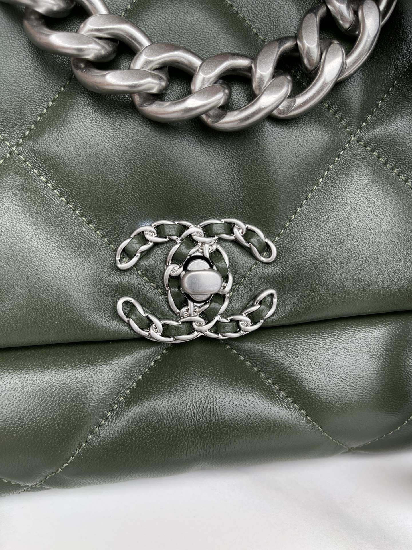 CHANEL 19 LARGE HANDBAG Shiny Leather, Gold-Tone, Silver-Tone & Ruthenium-Finish Metal Dark Green 7.8 × 11.7 × 3.9 in