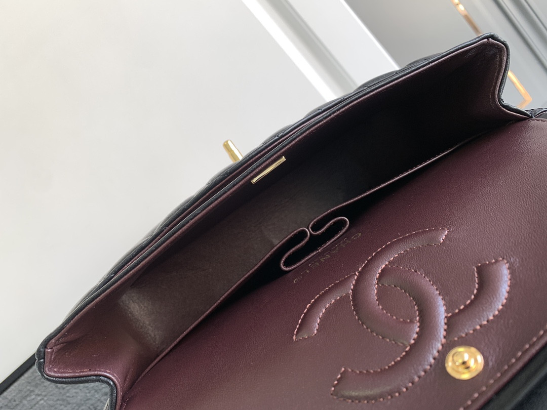 CHANEL CLASSIC HANDBAG LAMBSKIN & GOLD-TONE METAL BLACK 15.5 x 25.5x6.5cm