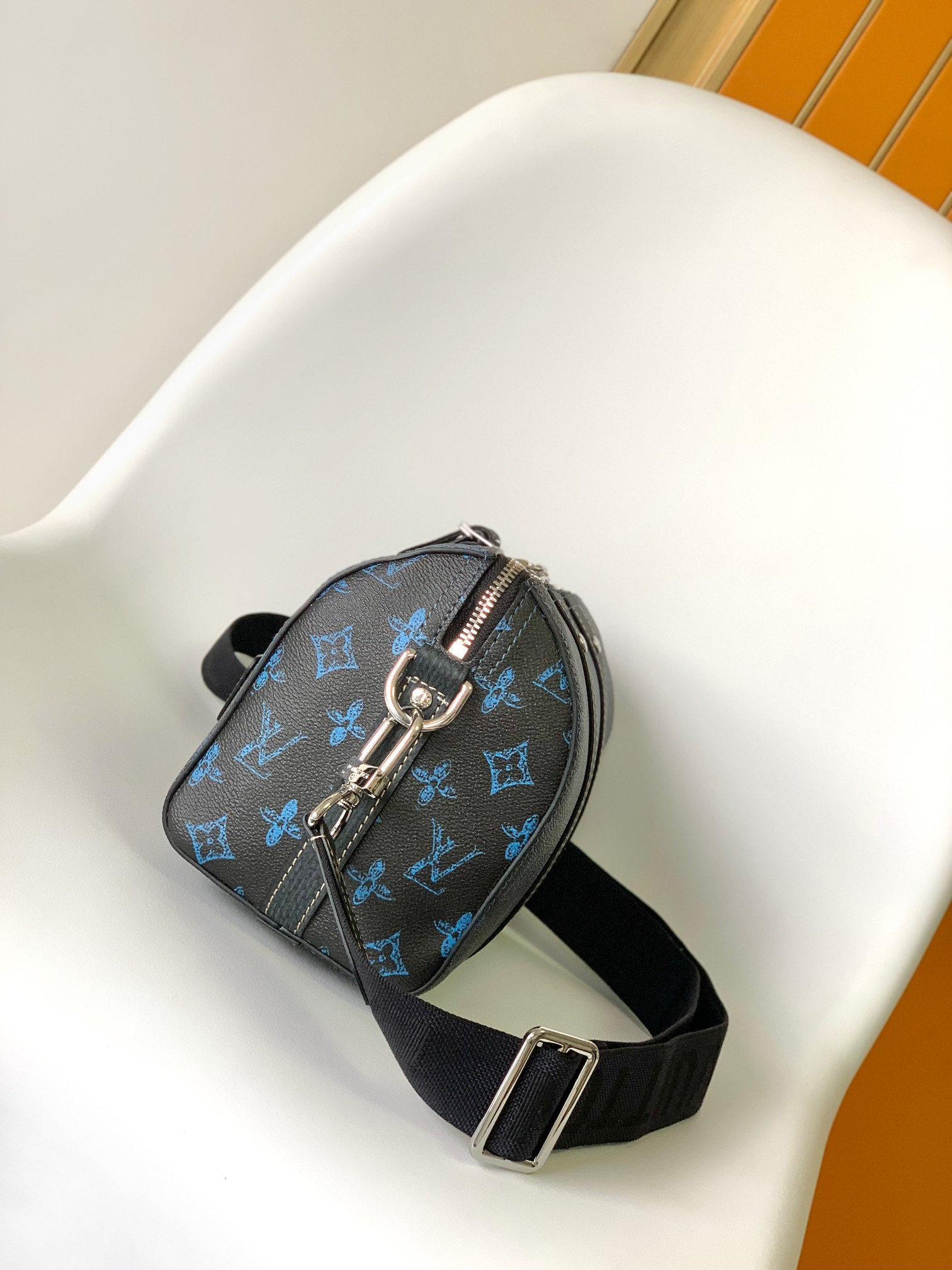 Louis Vuitton Keepall Bandoulière 25 M46339 9.8 x 5.9 x 4.3 inches