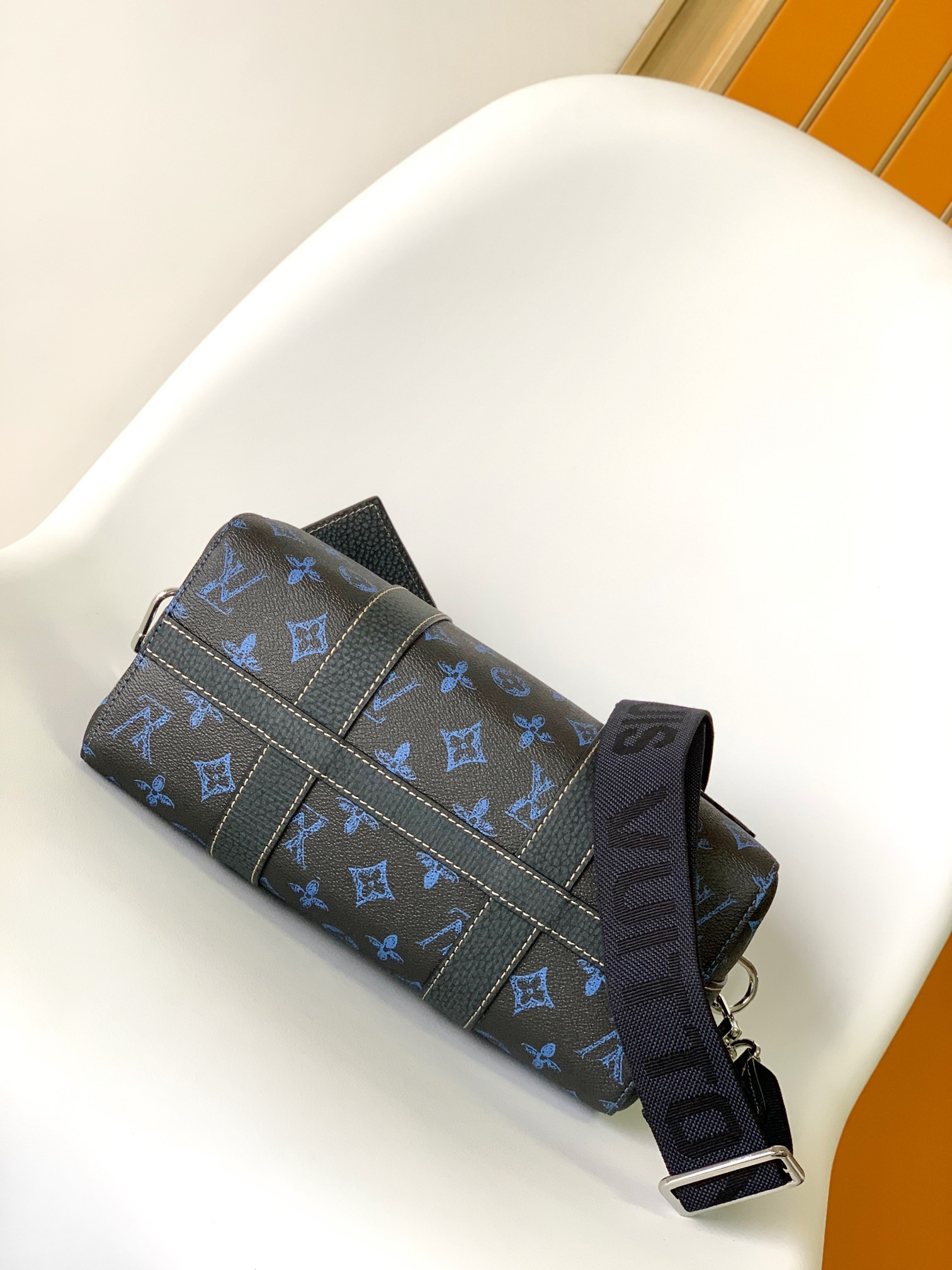 Louis Vuitton Keepall Bandoulière 25 M46339 9.8 x 5.9 x 4.3 inches