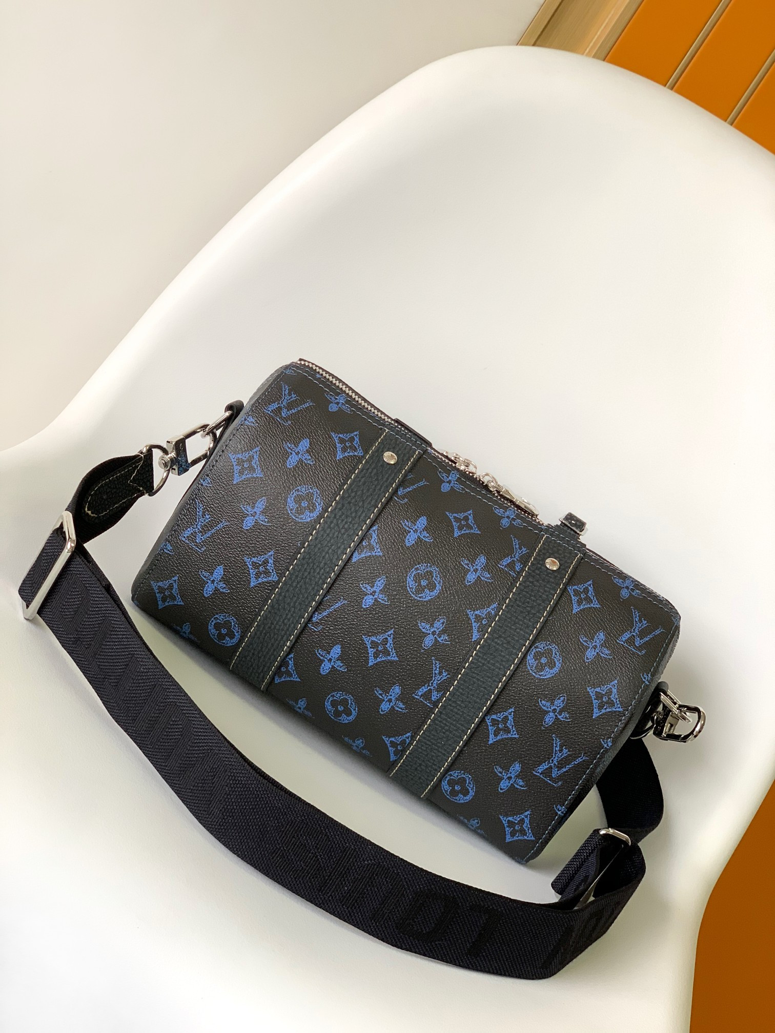 Louis Vuitton Keepall Bandoulière 25 M46339 9.8 x 5.9 x 4.3 inches