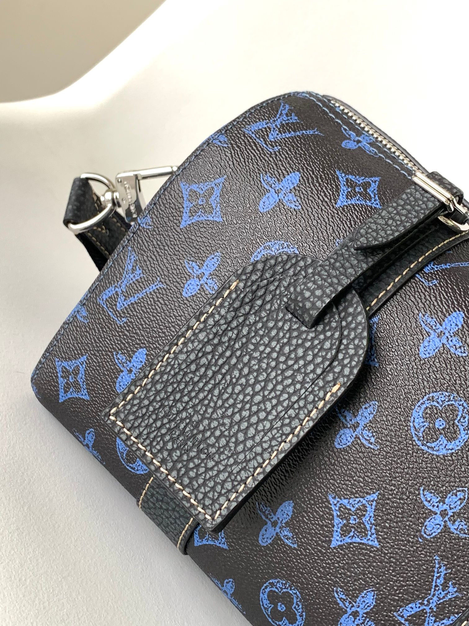 Louis Vuitton Keepall Bandoulière 25 M46339 9.8 x 5.9 x 4.3 inches