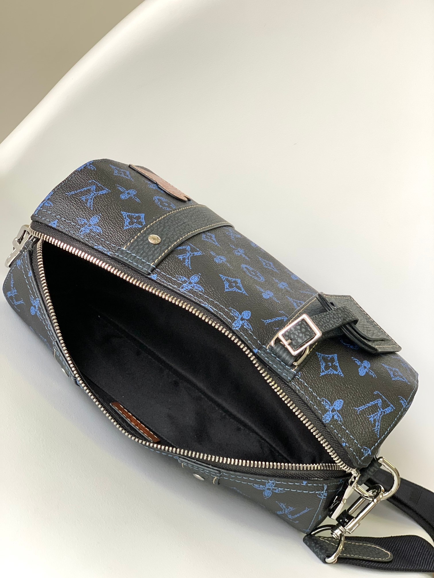Louis Vuitton Keepall Bandoulière 25 M46339 9.8 x 5.9 x 4.3 inches