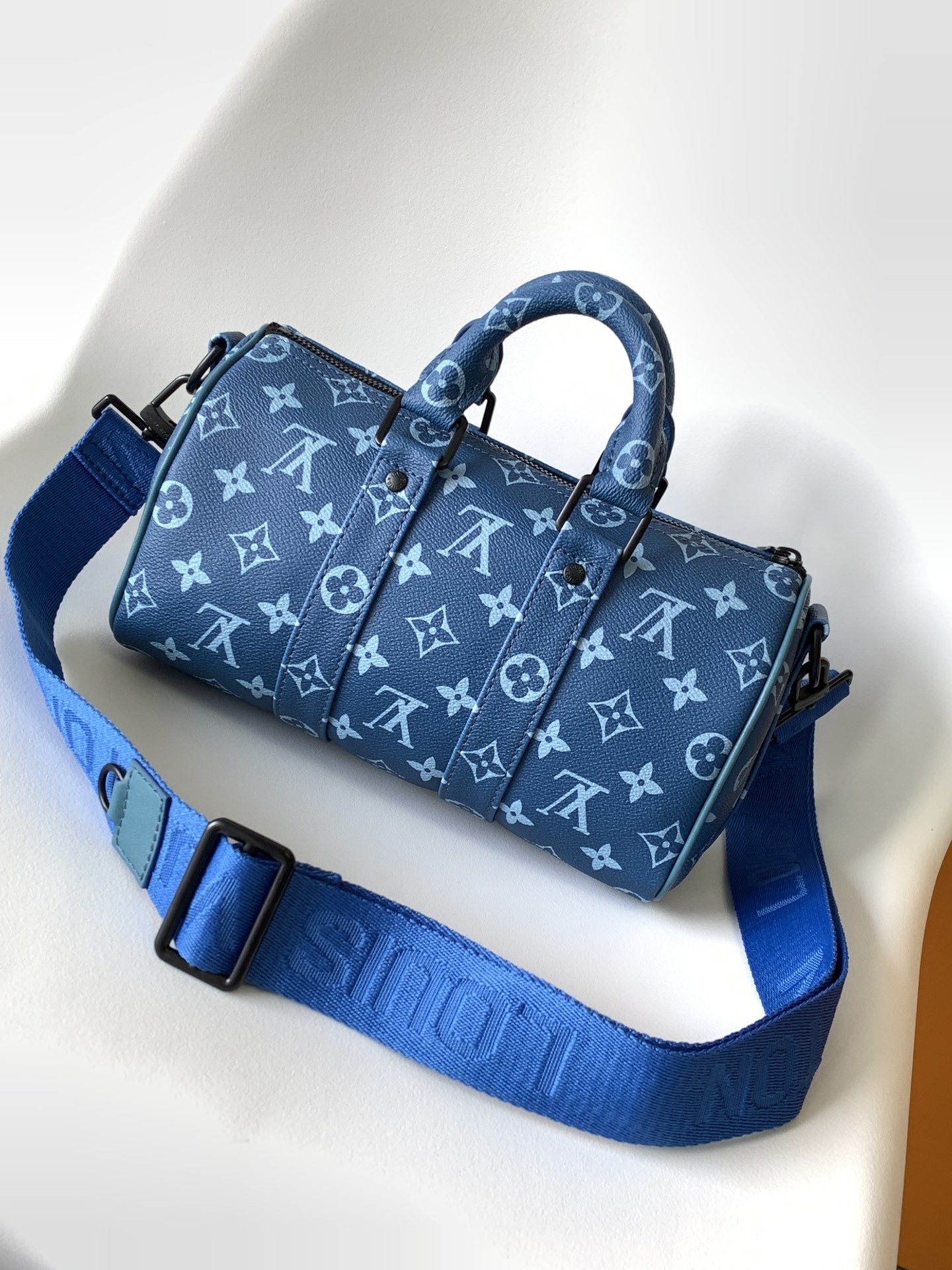 Louis Vuitton Keepall Bandoulière 25 M46803 9.8 x 5.9 x 4.3 inches
