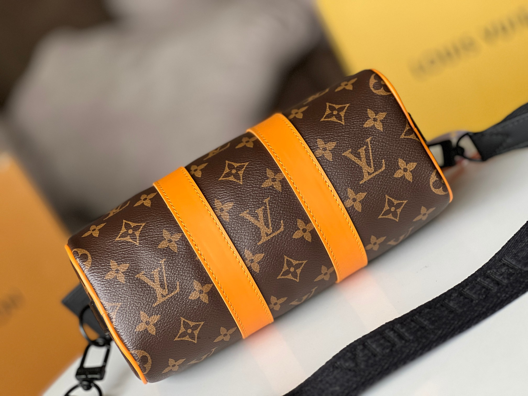 Louis Vuitton Keepall Bandoulière 25 M46687 9.8 x 5.9 x 4.3 inches