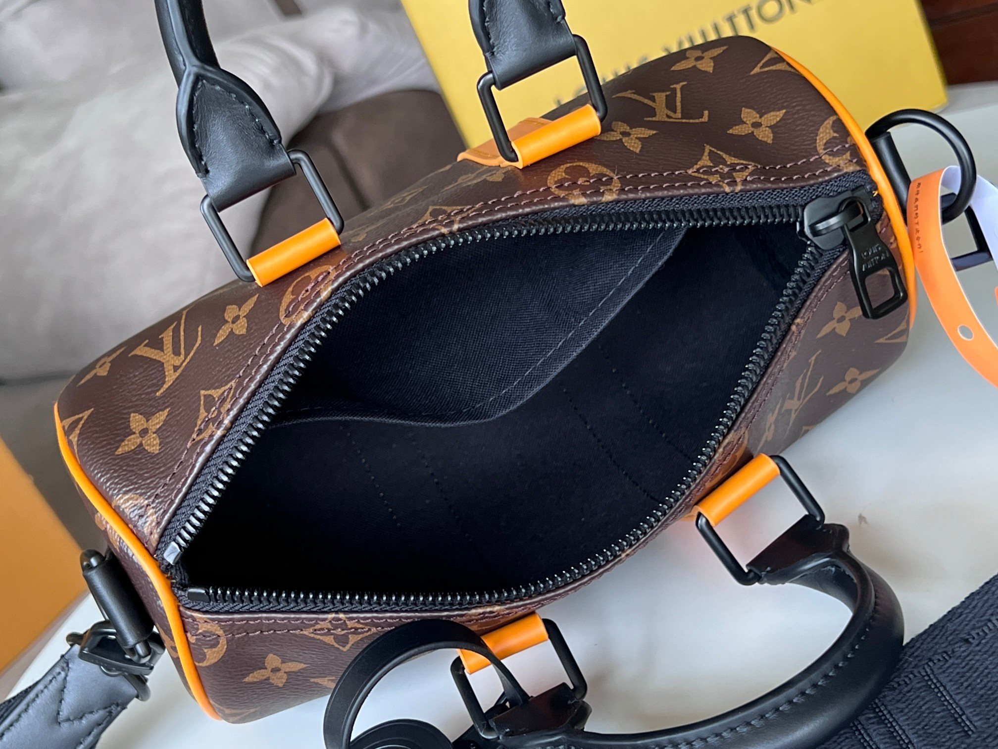 Louis Vuitton Keepall Bandoulière 25 M46687 9.8 x 5.9 x 4.3 inches