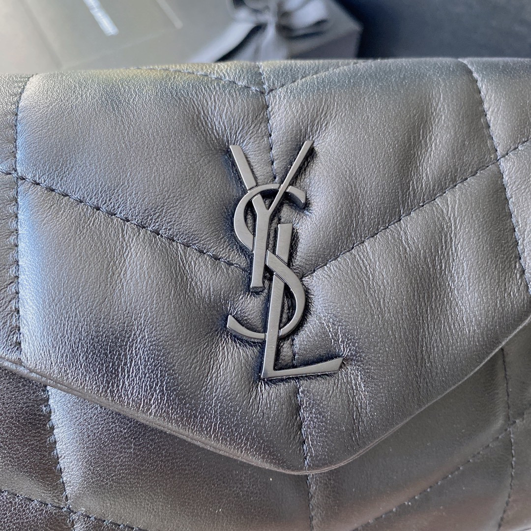 YSL PUFFER IN LEATHER NAVY 23 X 15.5 X 5.8 CM