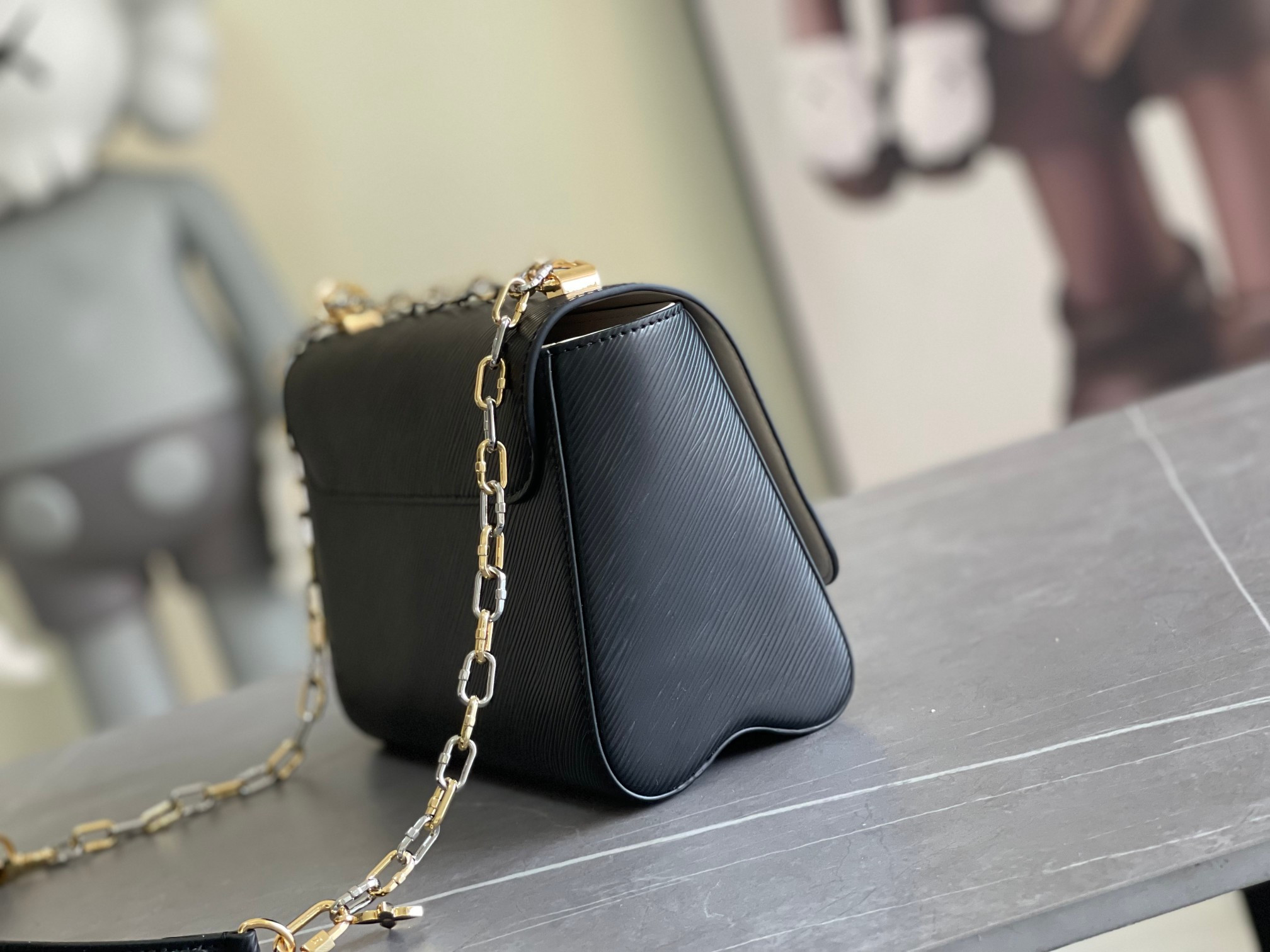 LOUIS VUITTON M21025 Twist MM 9.1 x 6.7 x 3.7 inches