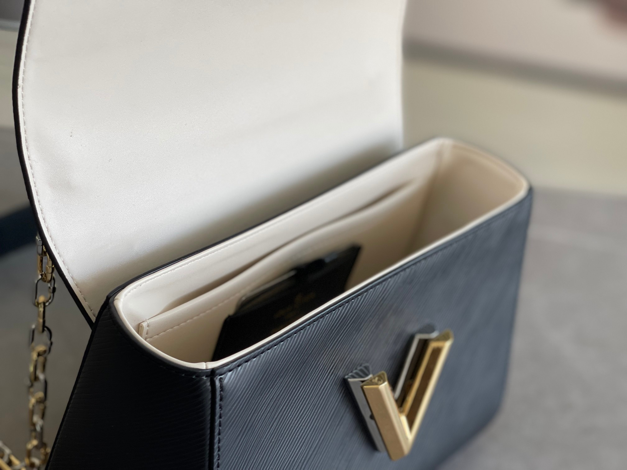 LOUIS VUITTON M21025 Twist MM 9.1 x 6.7 x 3.7 inches