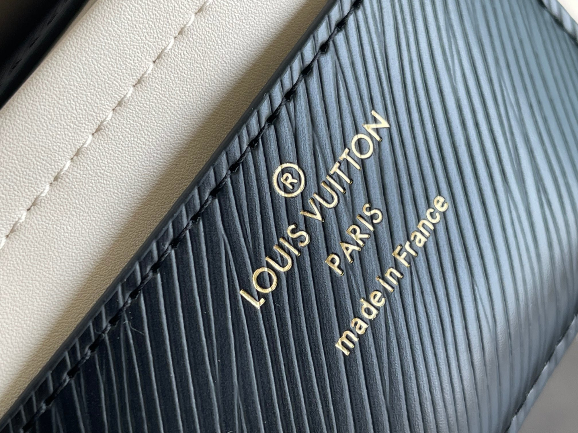 LOUIS VUITTON M21025 Twist MM 9.1 x 6.7 x 3.7 inches