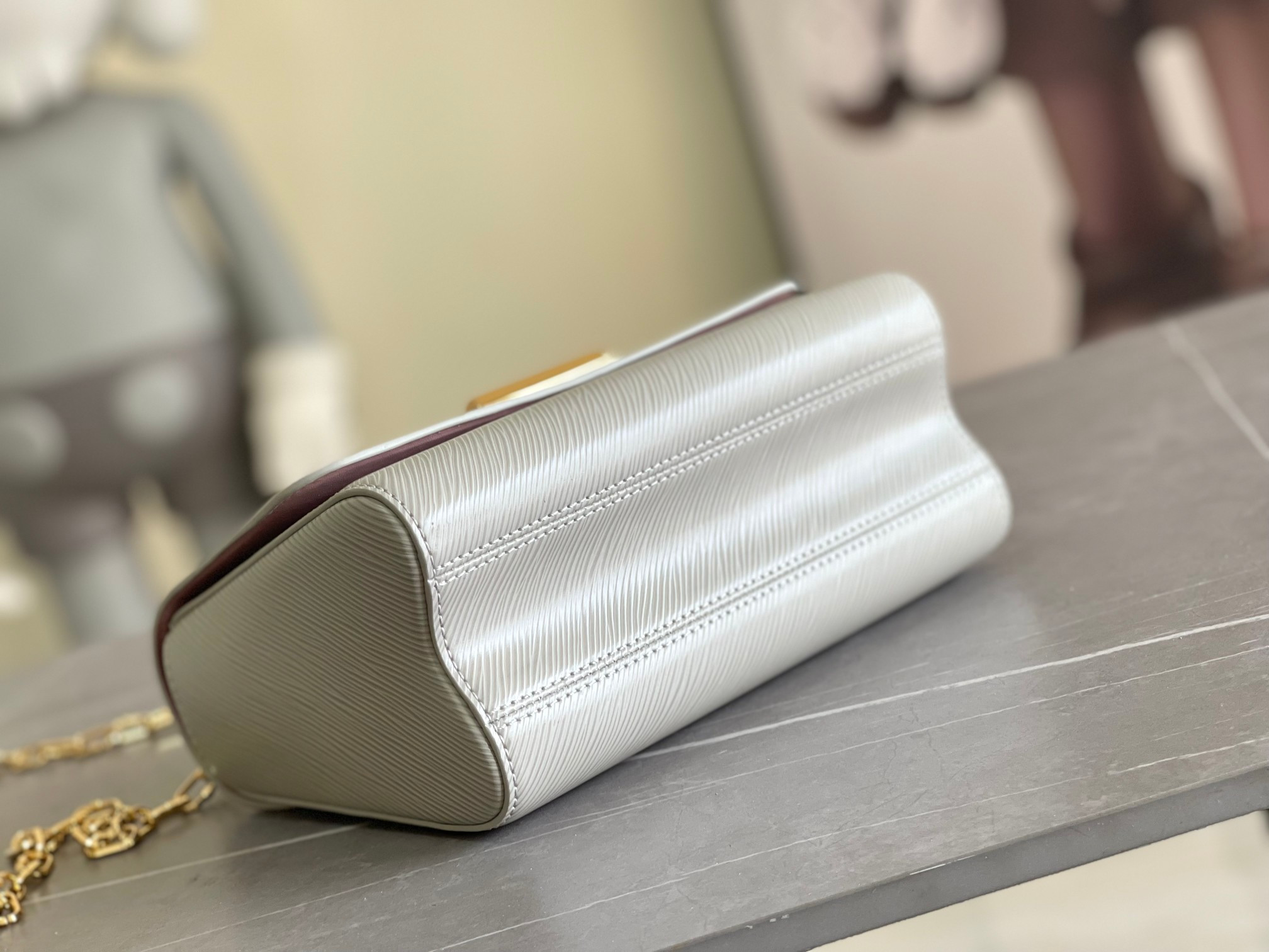 LOUIS VUITTON Twist MM white 9.1 x 6.7 x 3.7 inches