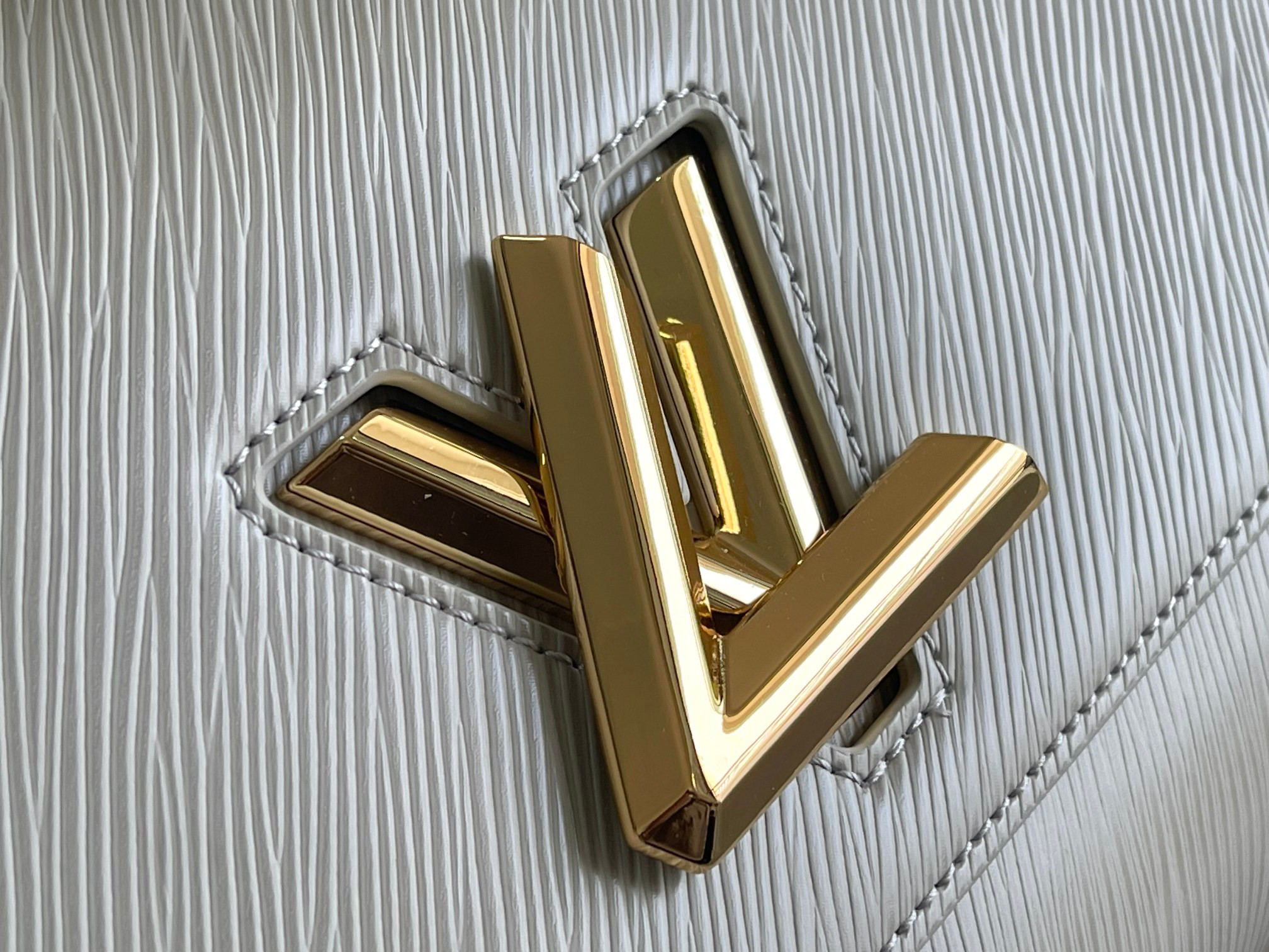 LOUIS VUITTON Twist MM white 9.1 x 6.7 x 3.7 inches