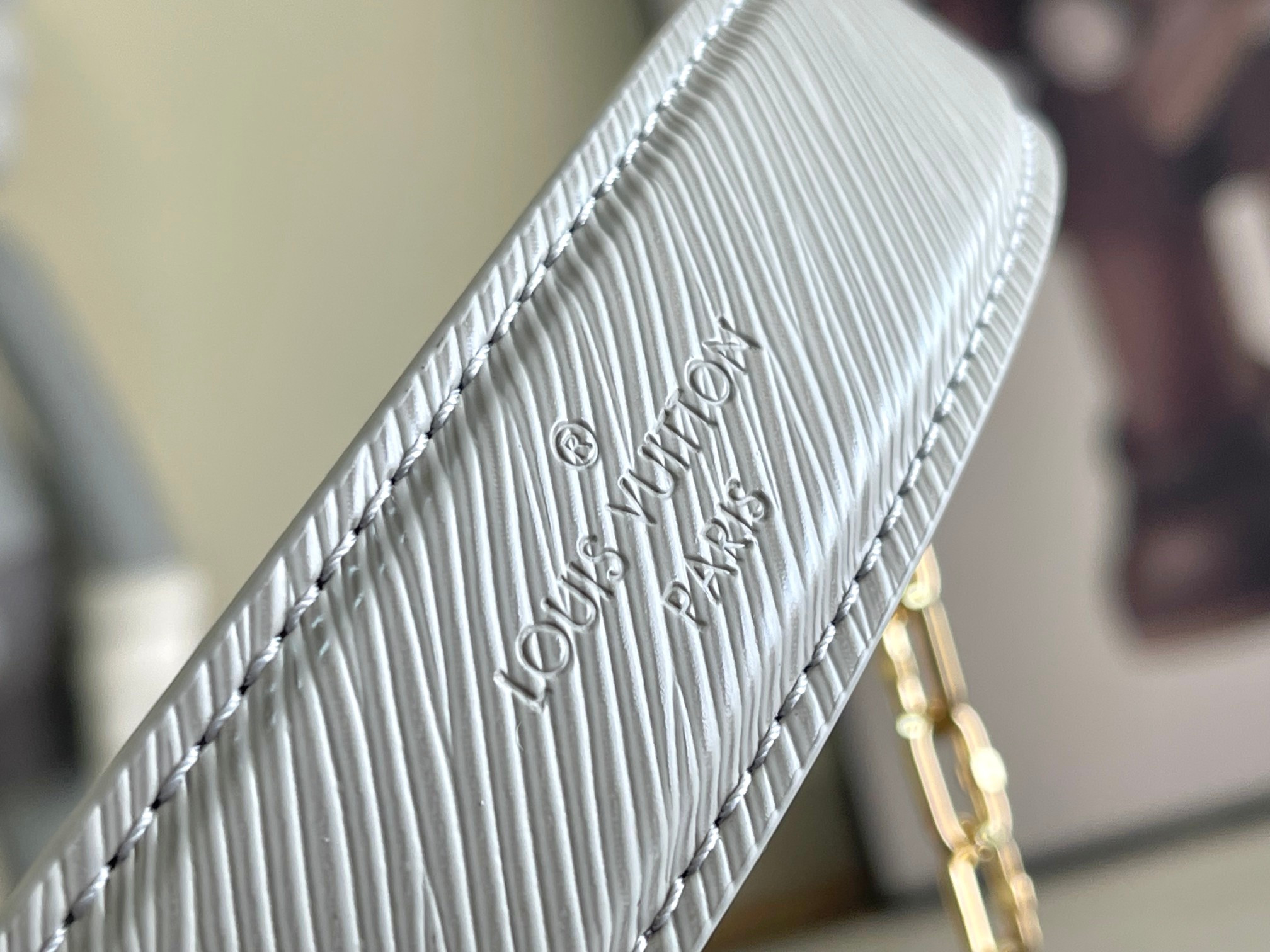 LOUIS VUITTON Twist MM white 9.1 x 6.7 x 3.7 inches