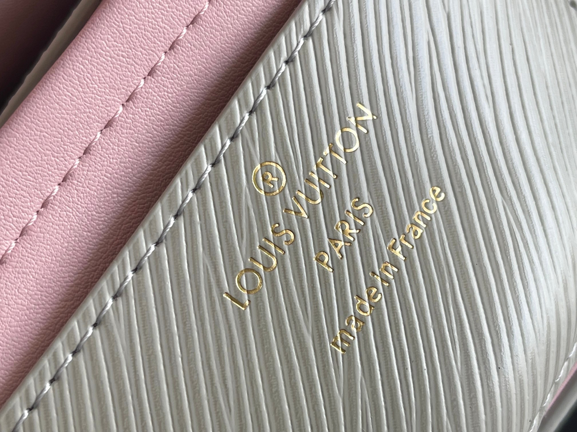 LOUIS VUITTON Twist MM white 9.1 x 6.7 x 3.7 inches