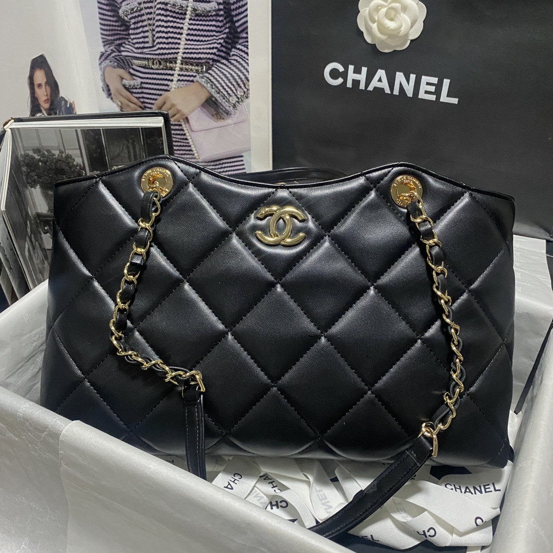 Chanel Shiny Leather Large Shopper Tote Black 33×21×7.5 cm
