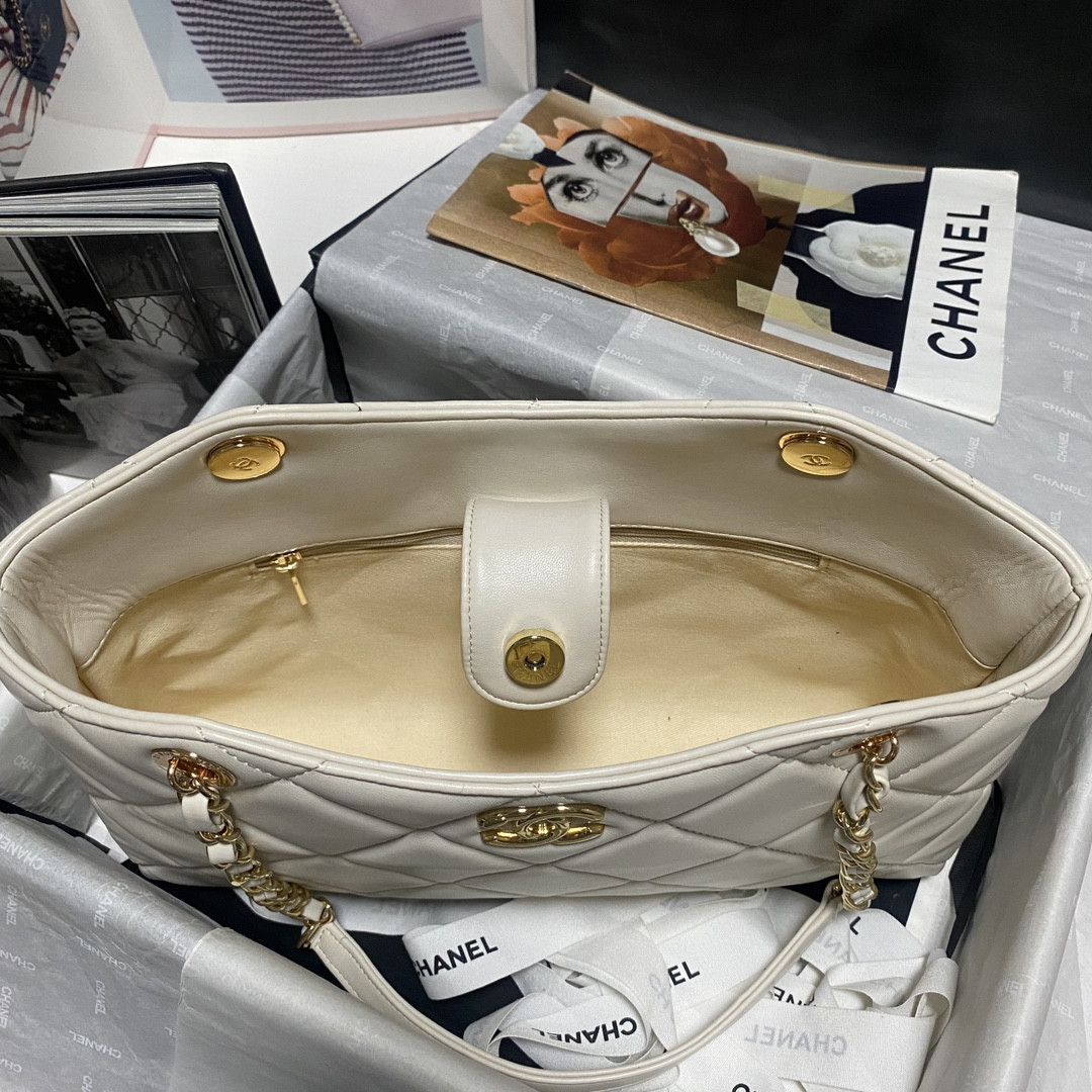 Chanel Shiny Leather Large Shopper Tote White 33×21×7.5 cm