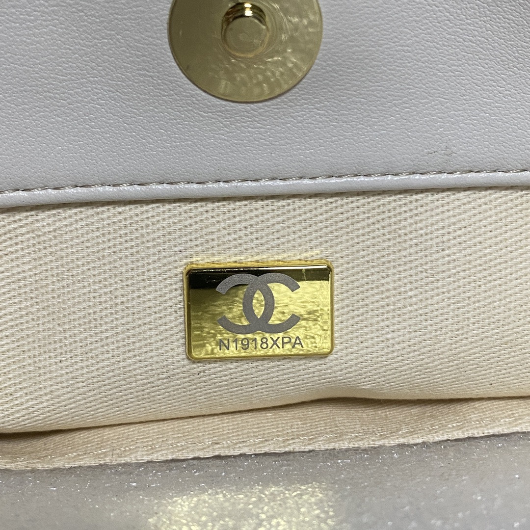 Chanel Shiny Leather Large Shopper Tote White 33×21×7.5 cm