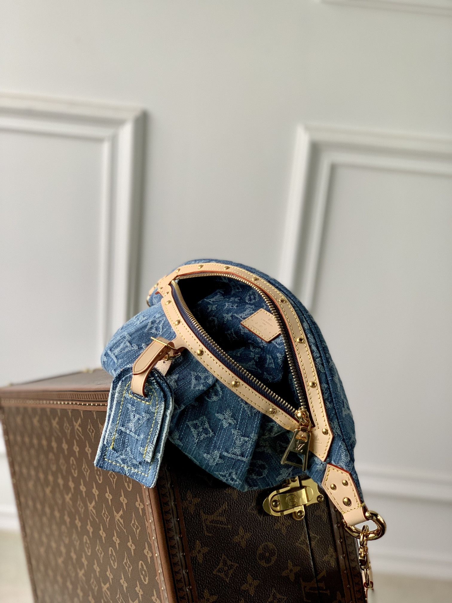 LOUIS VUITTON M46837 High Rise 15 x 6.3 x 3.1 inches