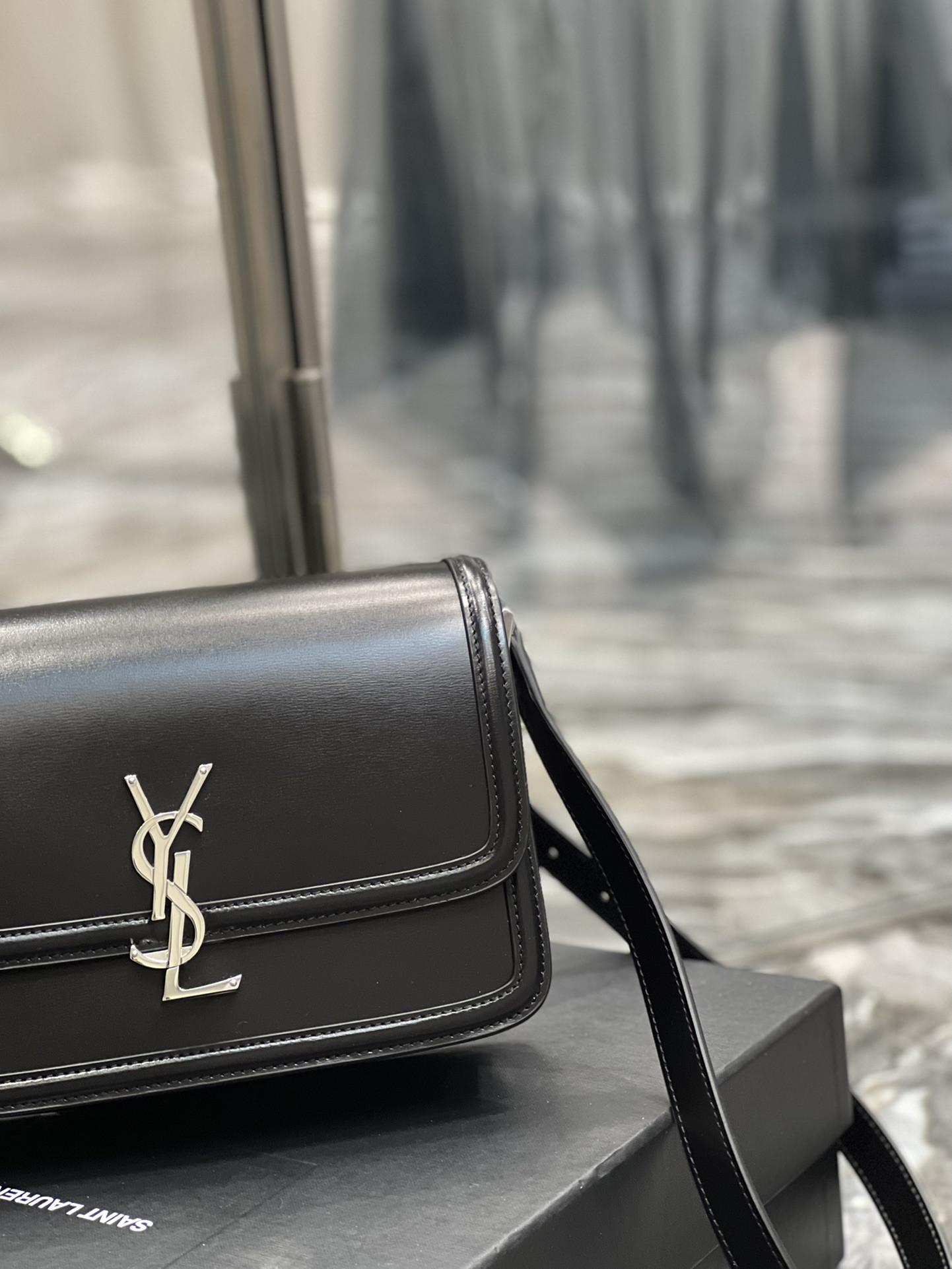 YSL SOLFERINO MEDIUM IN GLAZED LEATHER BLACK 9.1 X 6.3 X 2.4 INCHES