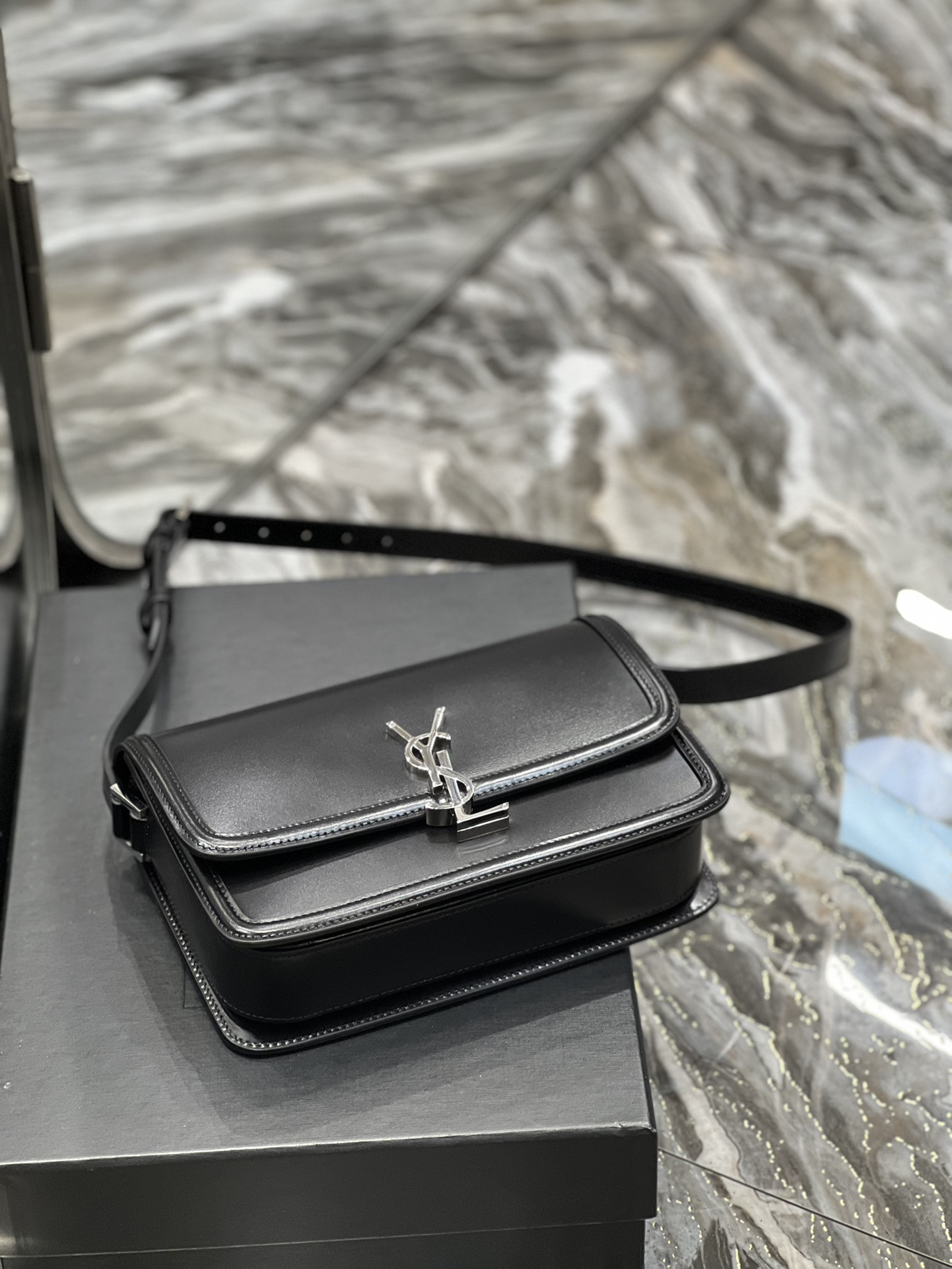 YSL SOLFERINO MEDIUM IN GLAZED LEATHER BLACK 9.1 X 6.3 X 2.4 INCHES