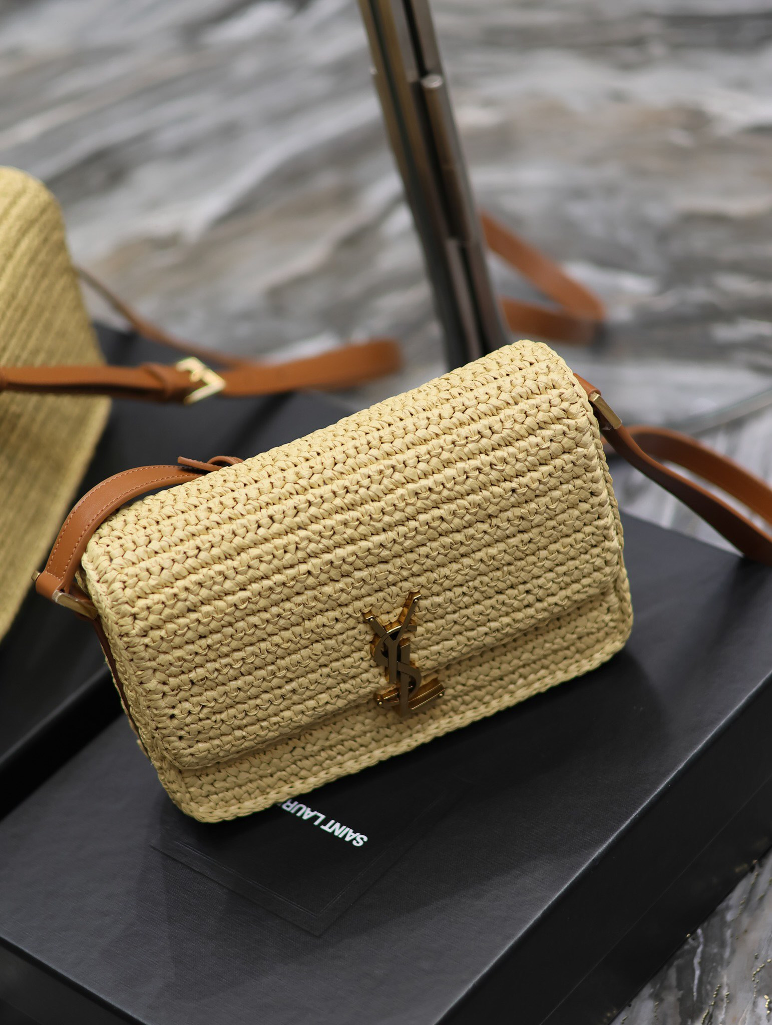 YSL SOLFERINO MEDIUM IN RAFFIA AND VEGETABLE-TANNED LEATHER NATUREL AND BRICK 9.1 X 6.3 X 2.4 INCHES