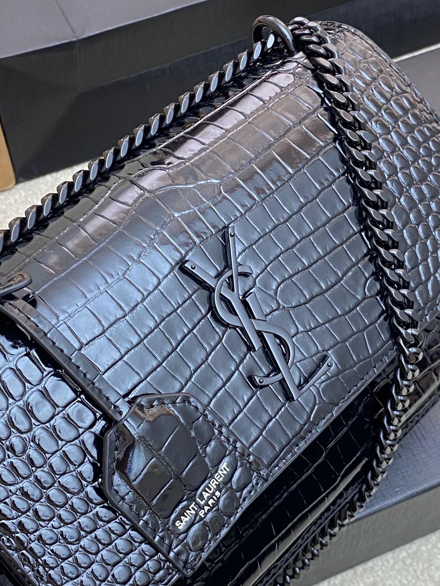 YSL SUNSET MEDIUM IN CROCODILE-EMBOSSED LEATHER NOIR 8 X 6.2 X 2.5 INCHES
