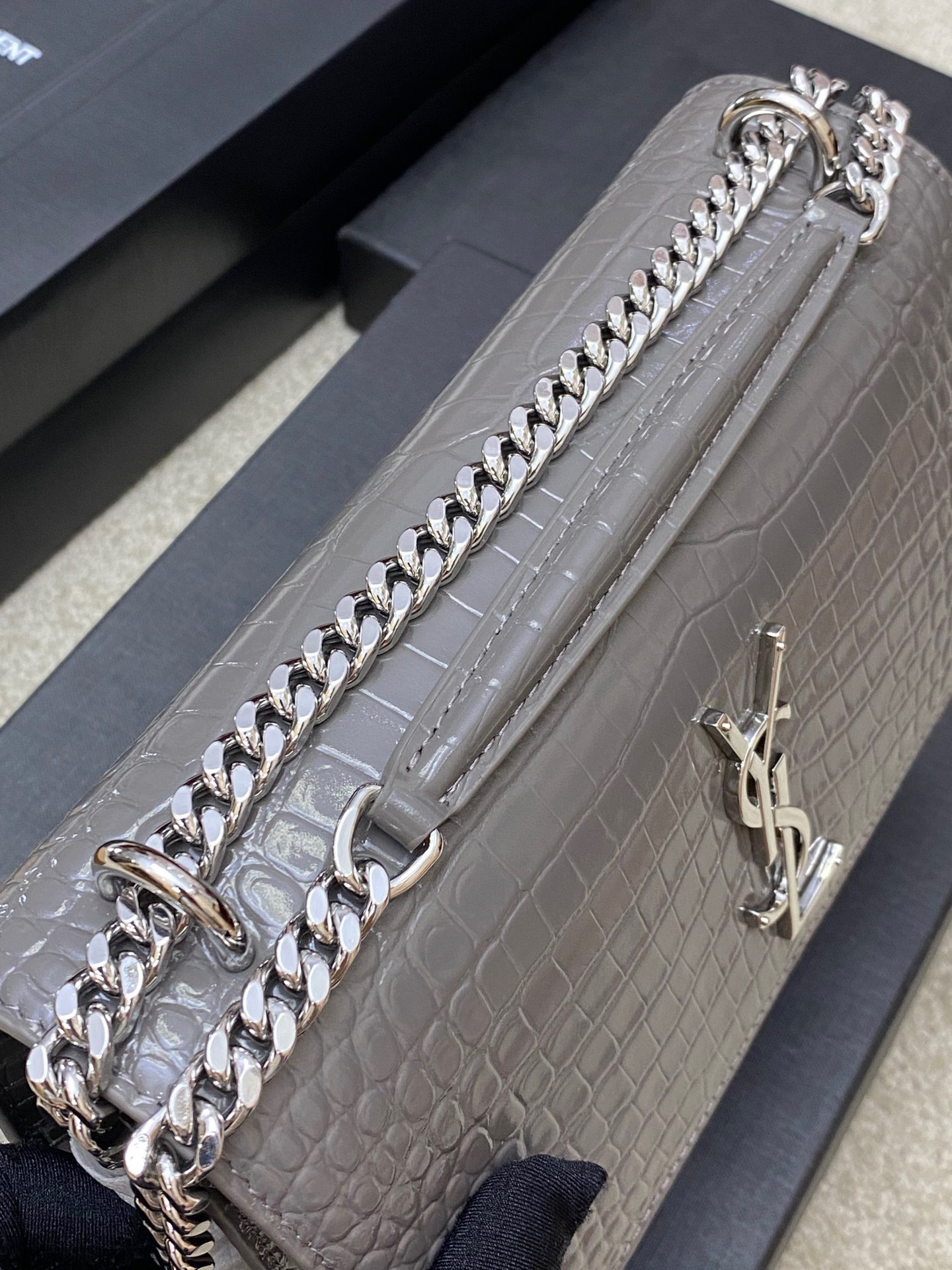 YSL SUNSET MEDIUM IN CROCODILE-EMBOSSED LEATHER GRAY 8 X 6.2 X 2.5 INCHES