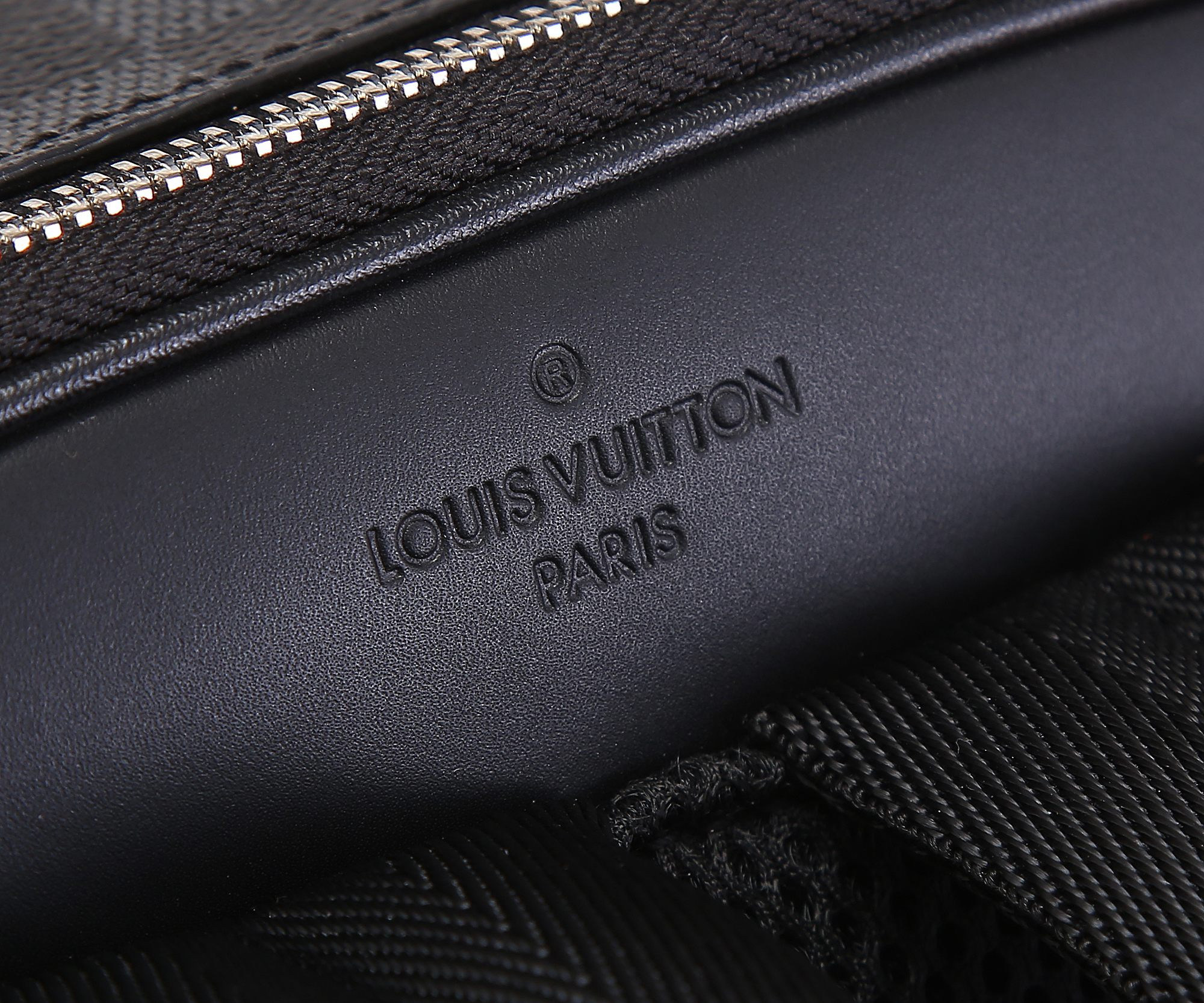 Louis Vuitton N40499 Avenue Backpack 40 x 31 x 15 cm