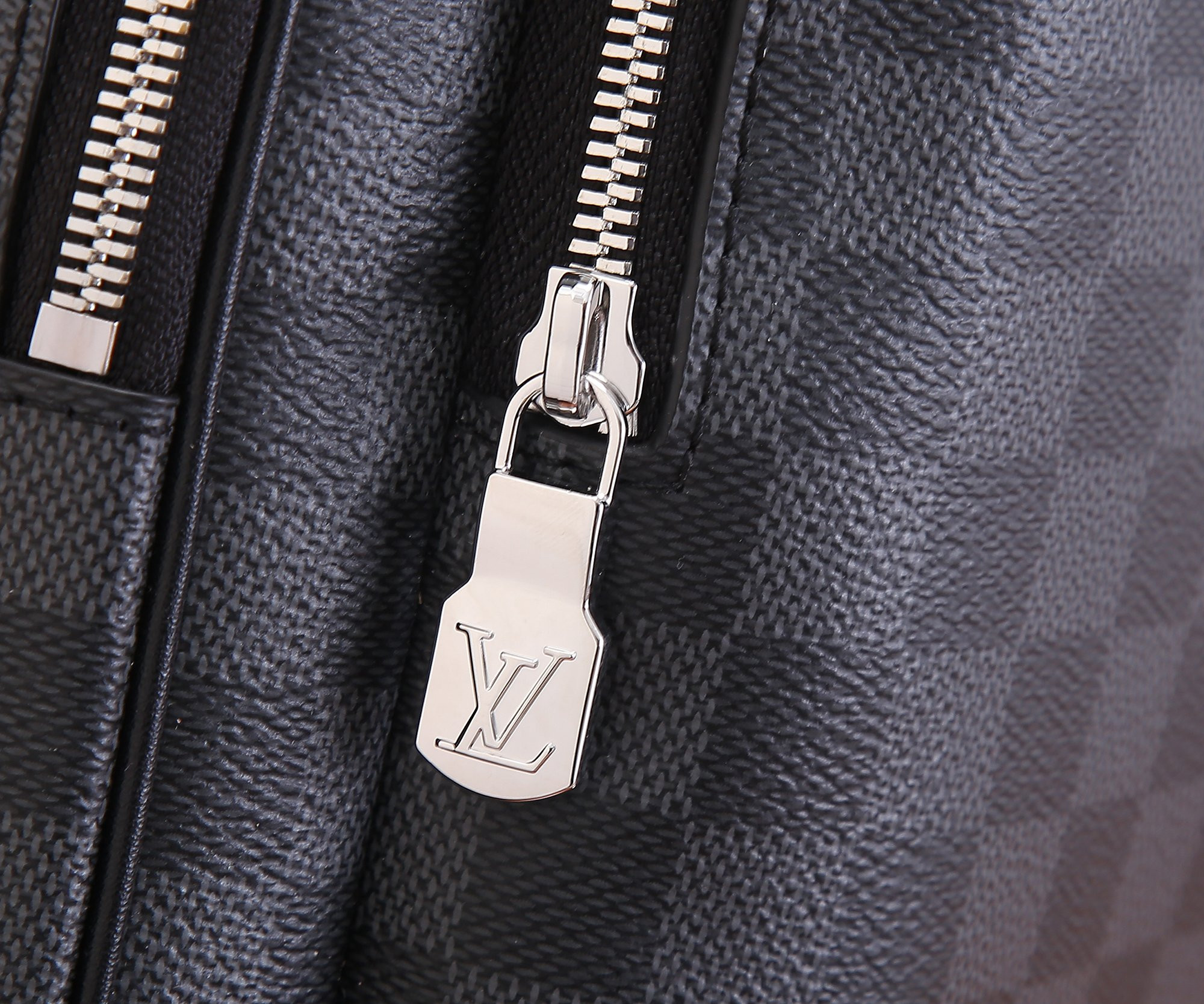 Louis Vuitton N40499 Avenue Backpack 40 x 31 x 15 cm