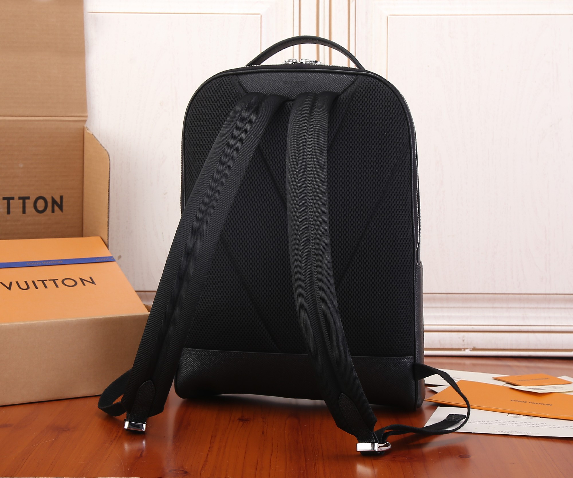 Louis Vuitton M30977 Avenue Backpack 40 x 31 x 15 cm