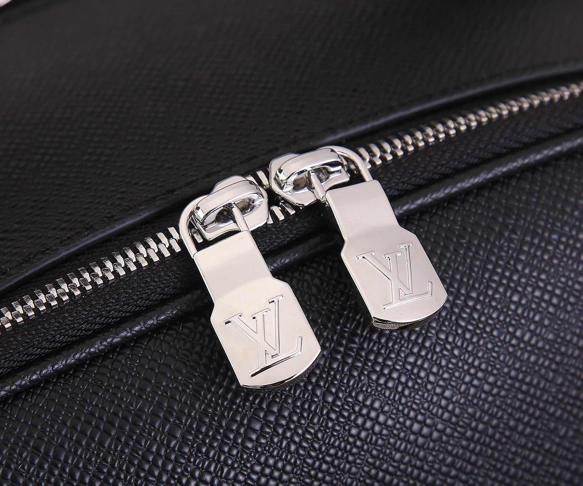 Louis Vuitton M30977 Avenue Backpack 40 x 31 x 15 cm