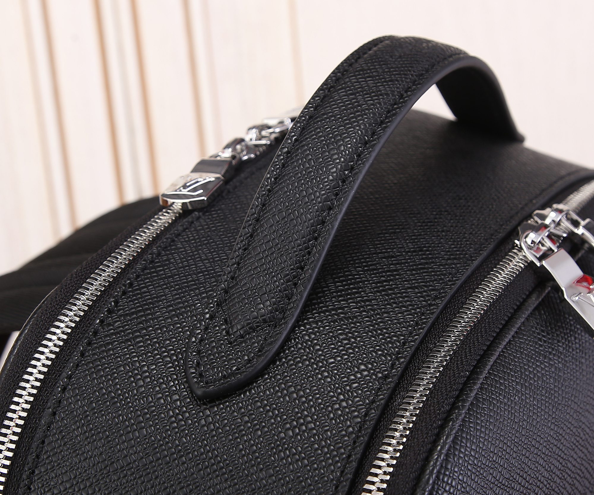 Louis Vuitton M30977 Avenue Backpack 40 x 31 x 15 cm