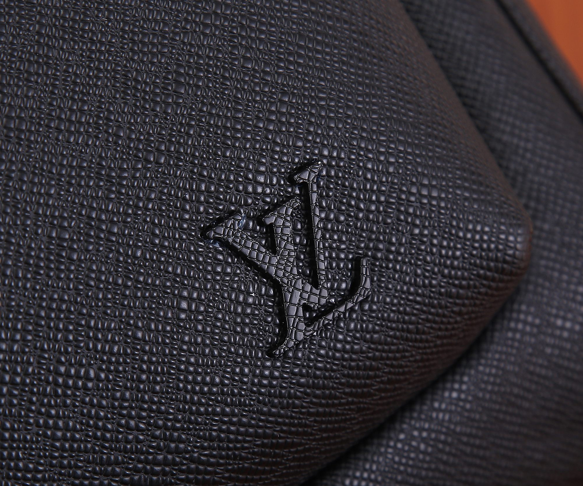 Louis Vuitton M30977 Avenue Backpack 40 x 31 x 15 cm