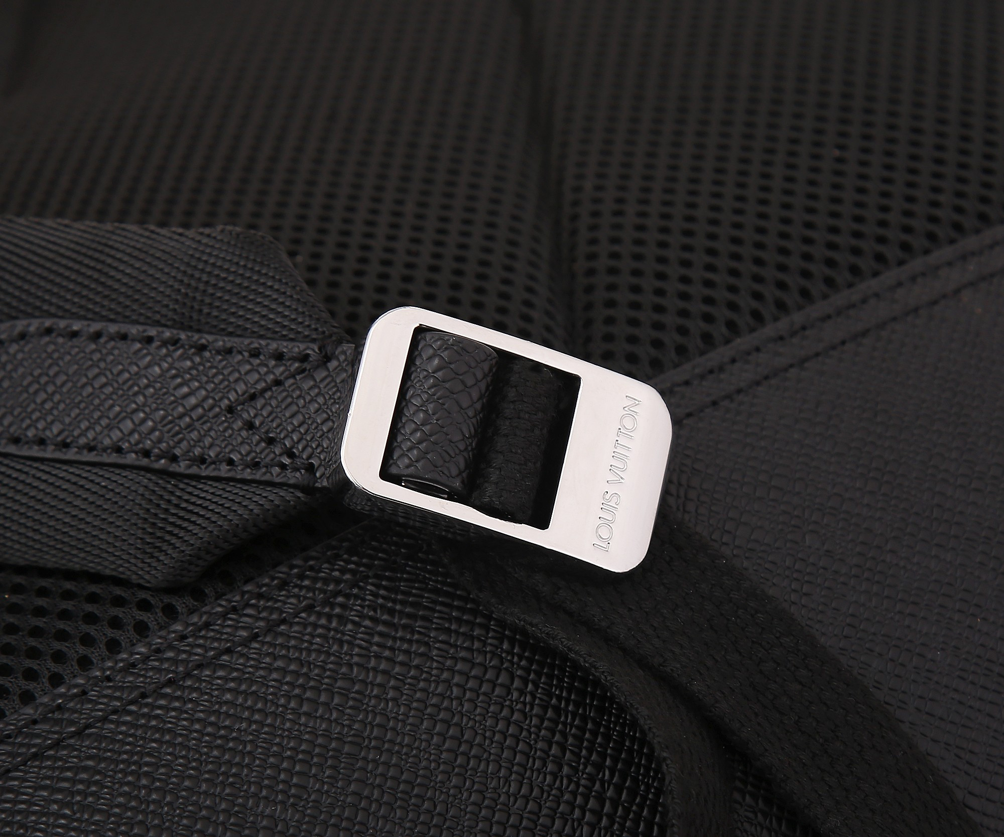 Louis Vuitton M30977 Avenue Backpack 40 x 31 x 15 cm