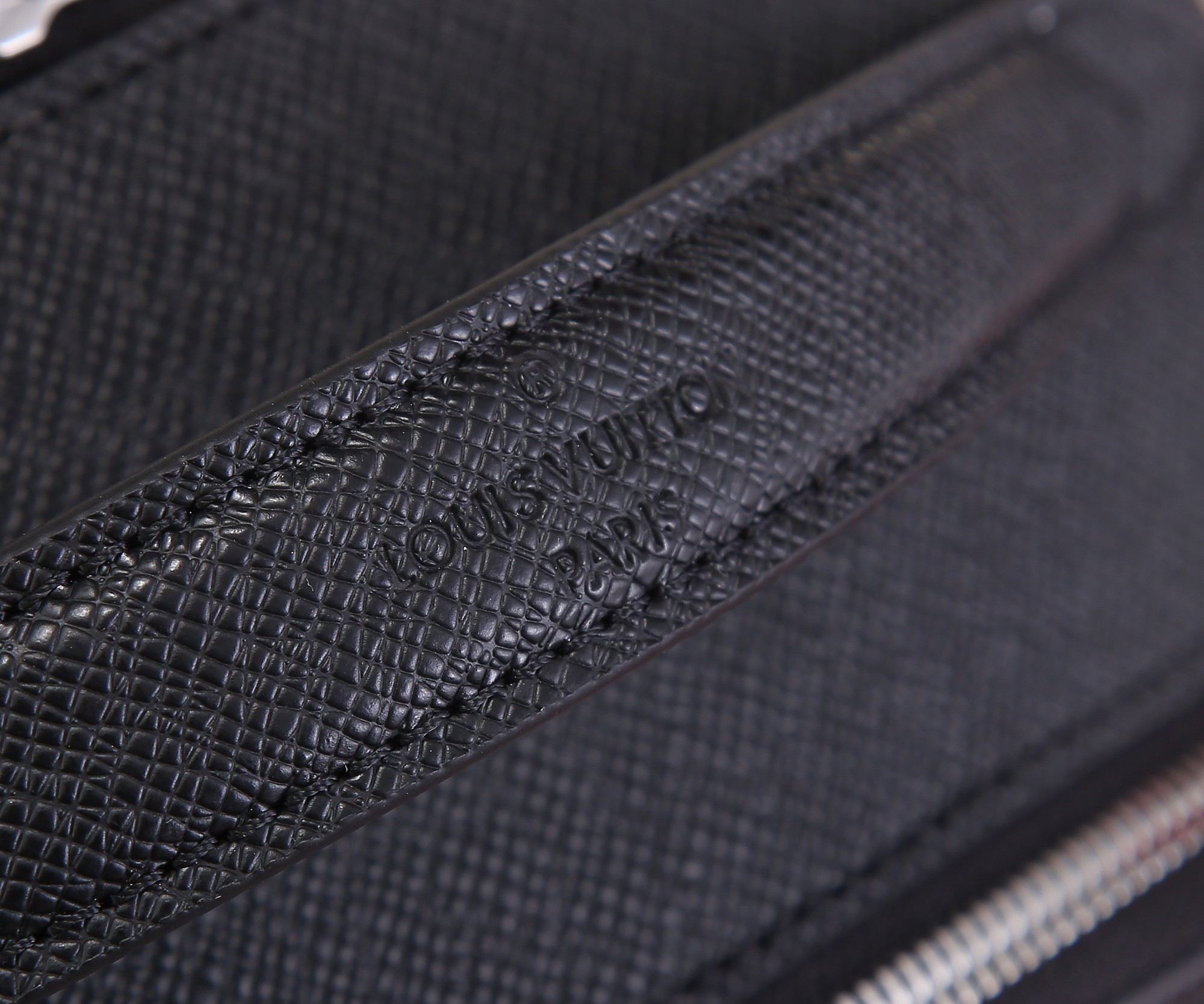 Louis Vuitton M30977 Avenue Backpack 40 x 31 x 15 cm