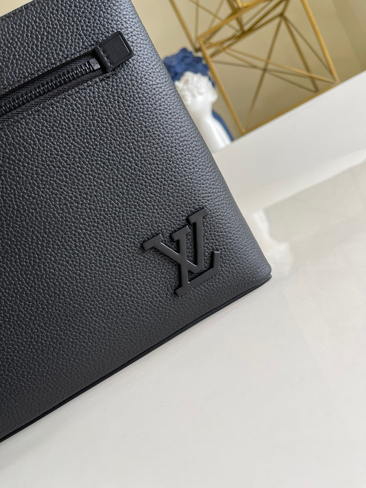 LV M69837 30 x 22 x 5 cm