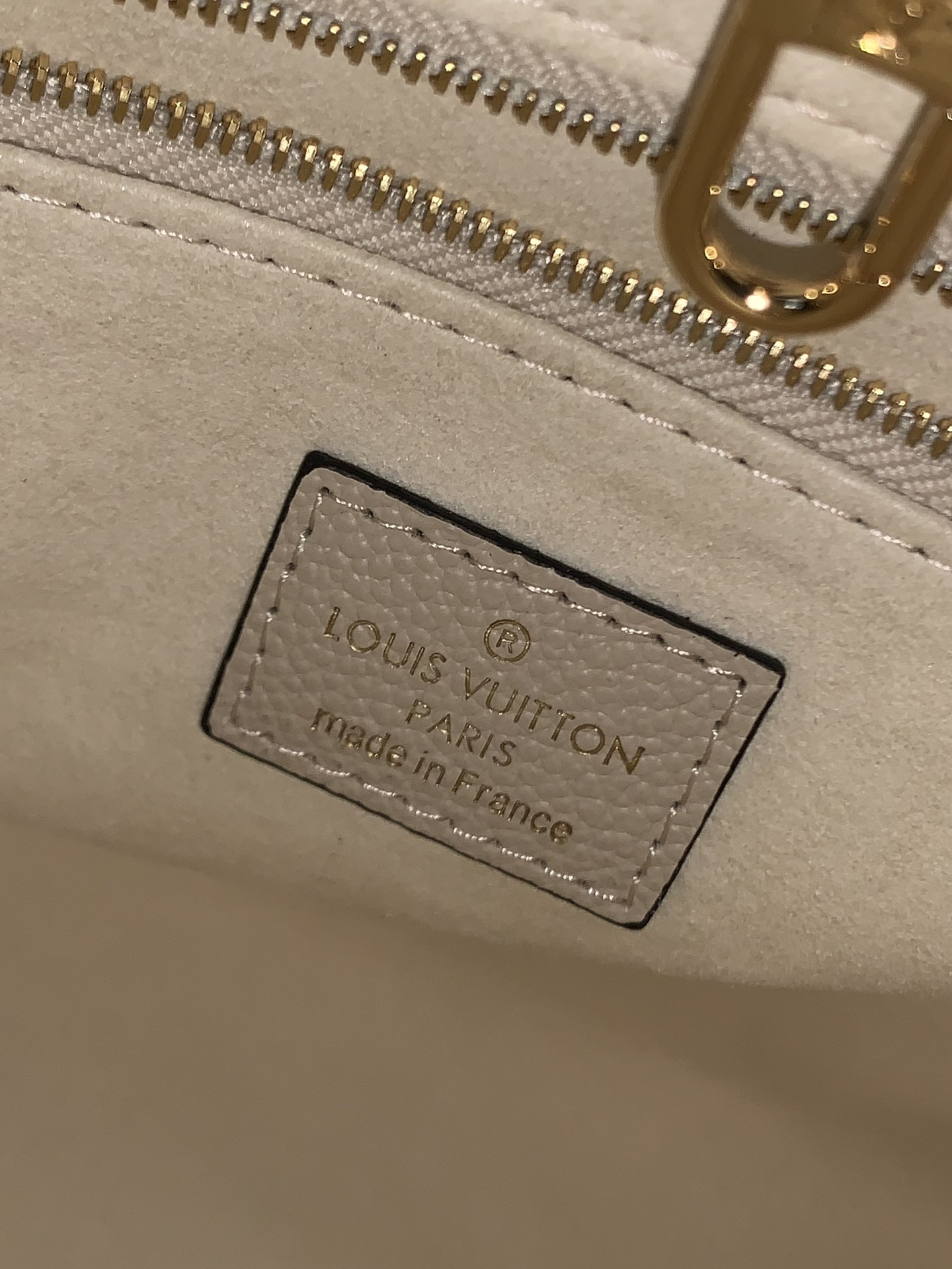 LV M45654 Onthego PM 9.8 x 7.5 x 4.5 inches