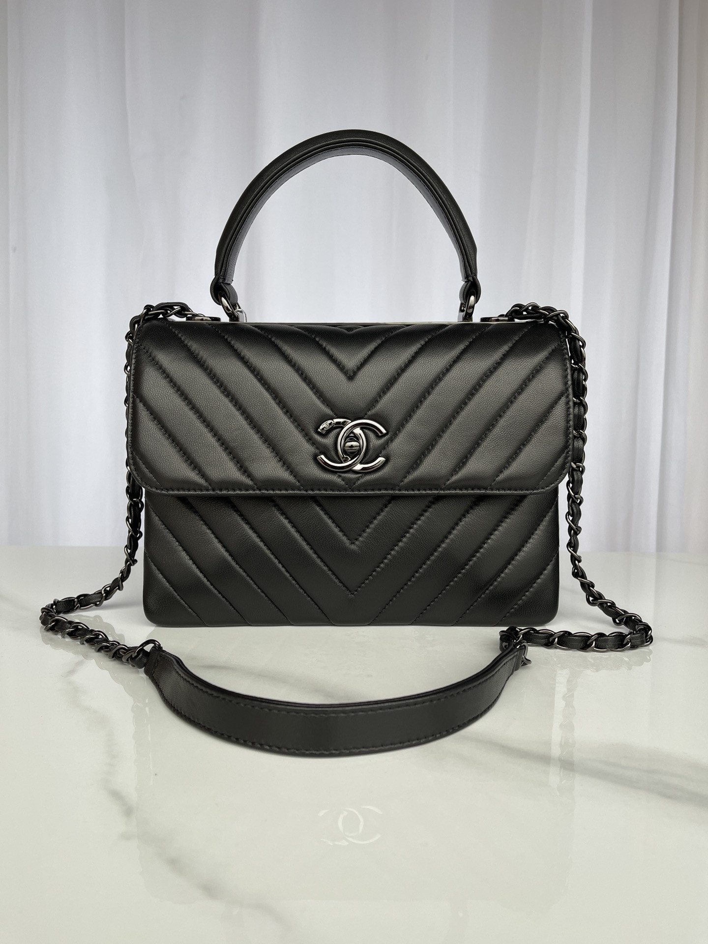 CHANEL FLAP BAG WITH TOP HANDLE 6.6 × 9.8 × 4.7 in
