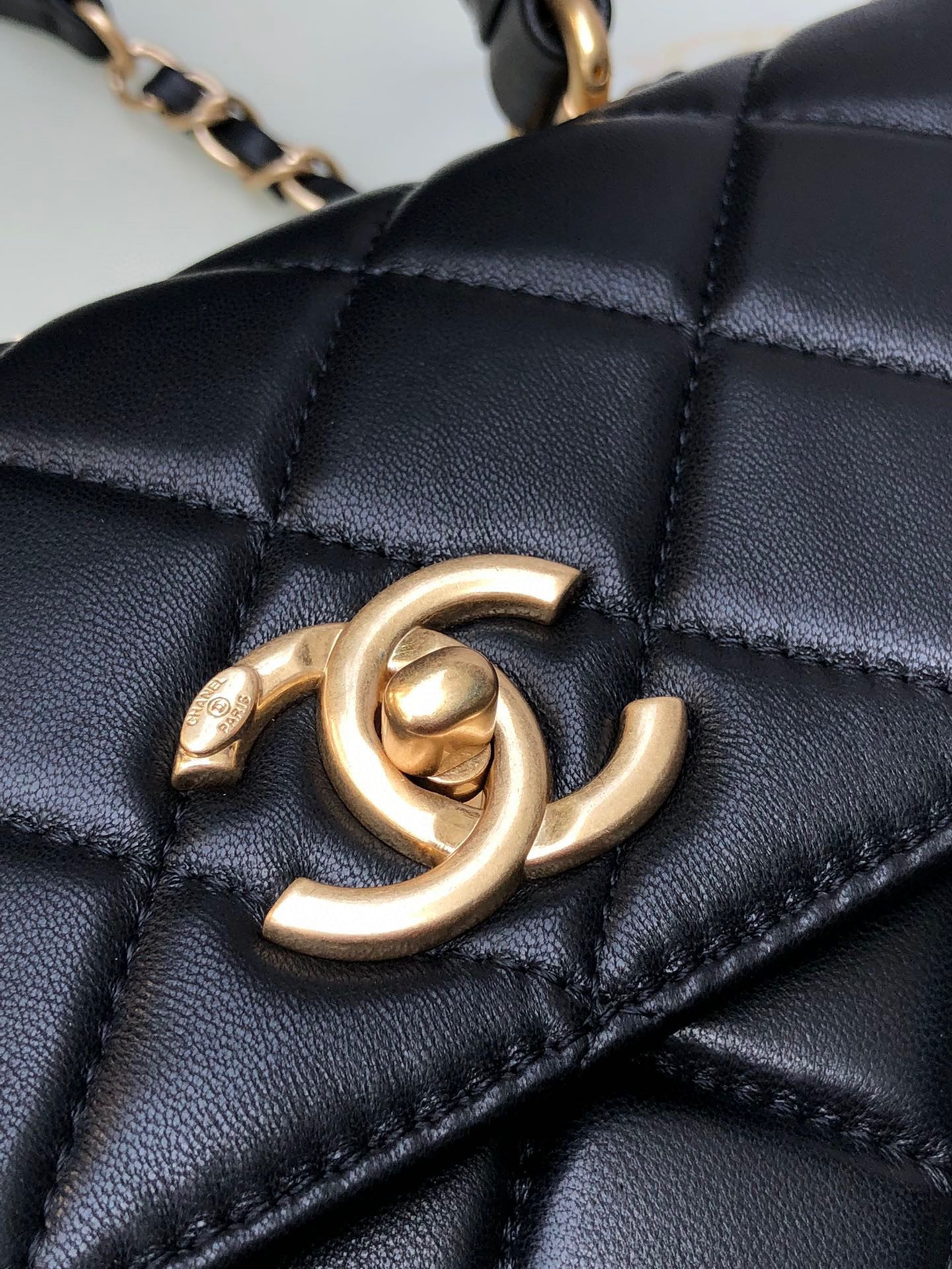 CHANEL FLAP BAG WITH TOP HANDLE 6.6 × 9.8 × 4.7 in
