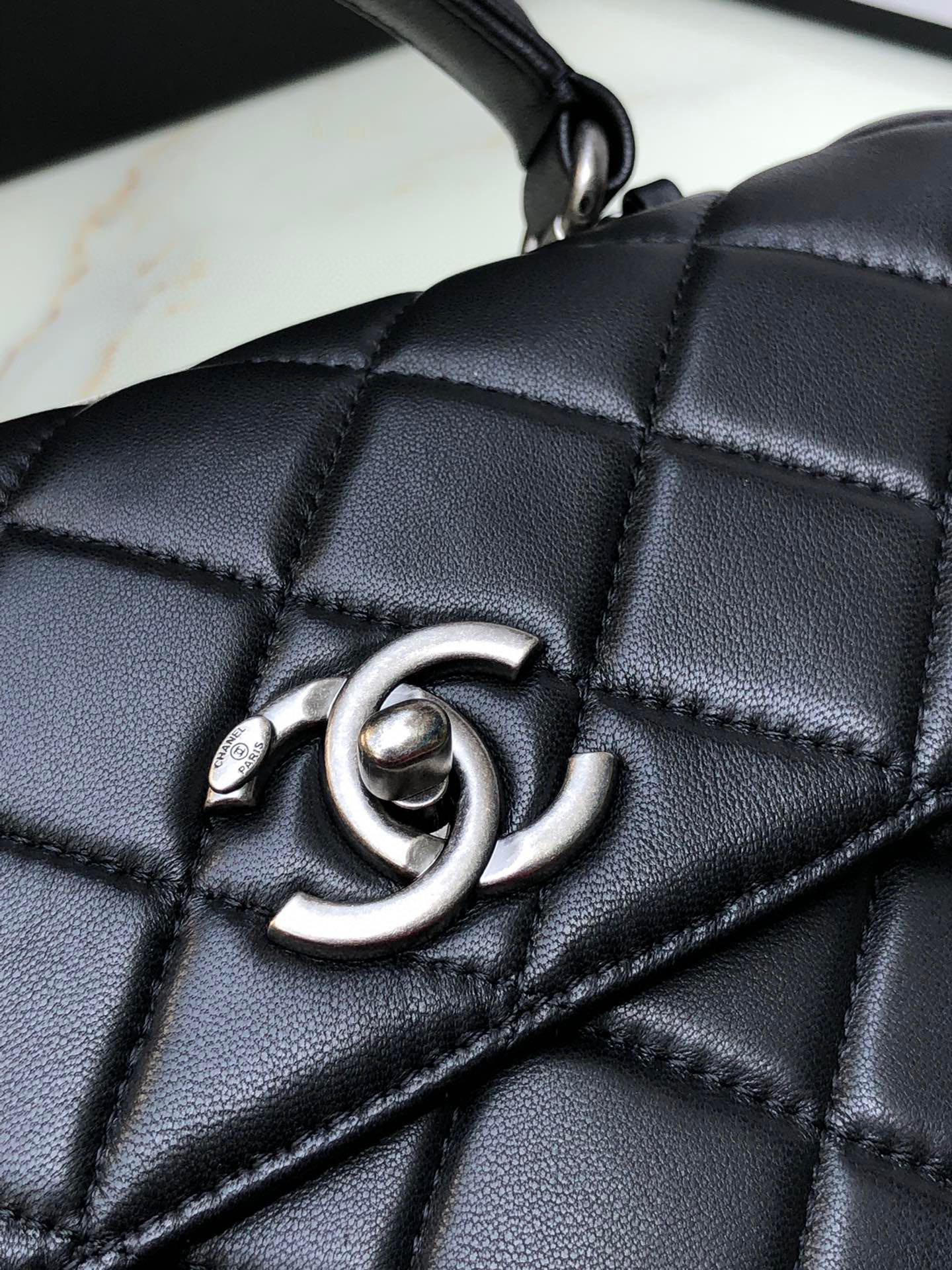 CHANEL FLAP BAG WITH TOP HANDLE 6.6 × 9.8 × 4.7 in