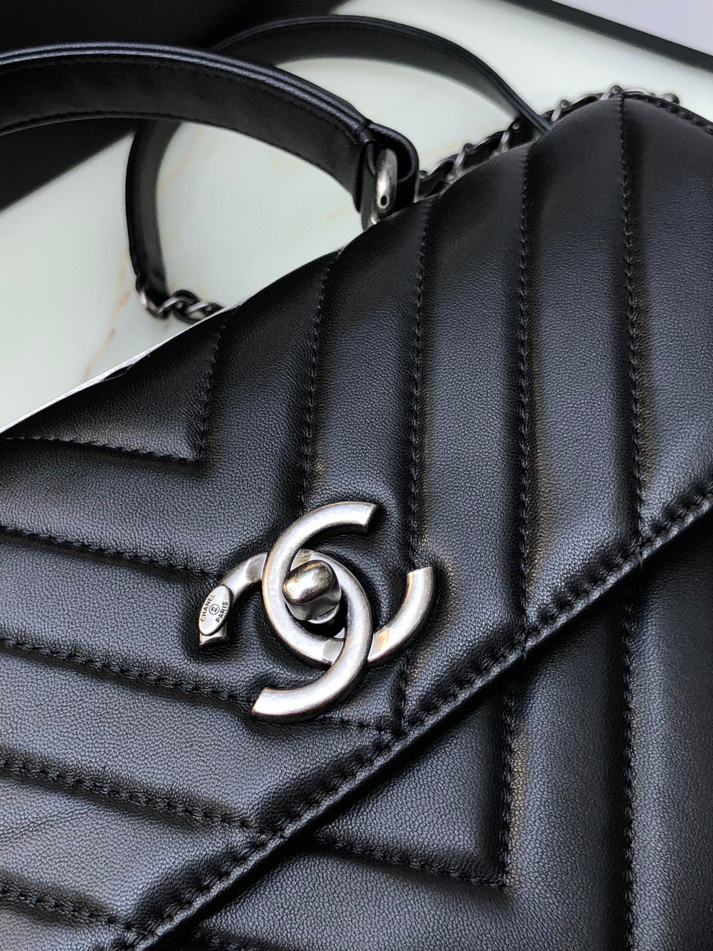 CHANEL FLAP BAG WITH TOP HANDLE 6.6 × 9.8 × 4.7 in