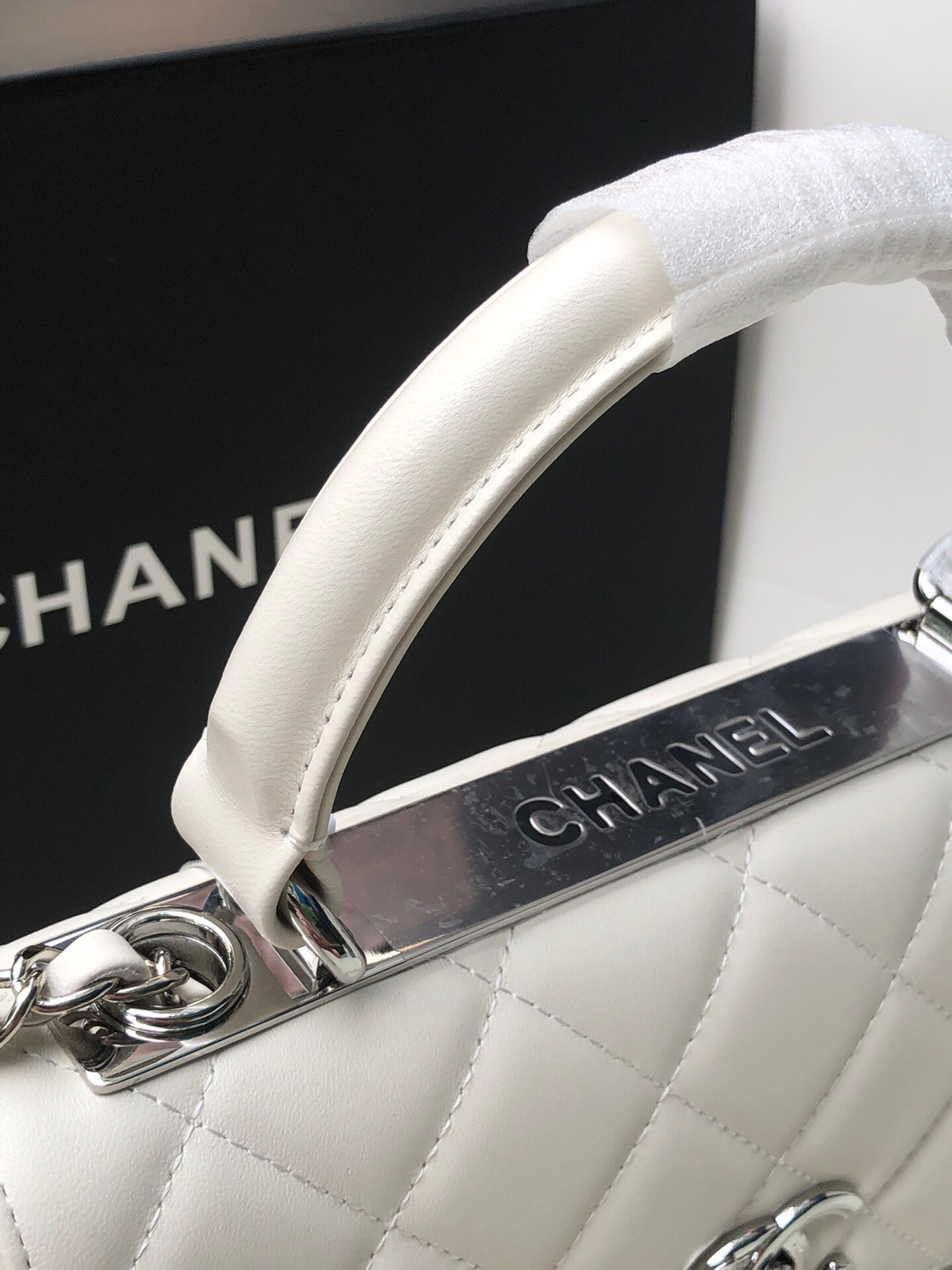 CHANEL FLAP BAG WITH TOP HANDLE 6.6 × 9.8 × 4.7 in