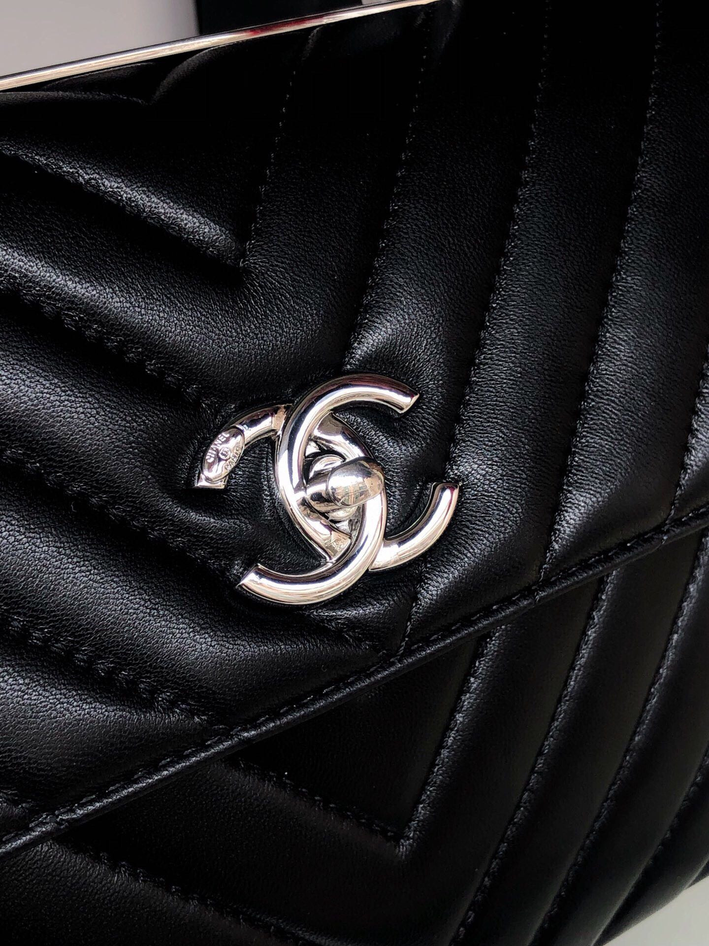 CHANEL FLAP BAG WITH TOP HANDLE 6.6 × 9.8 × 4.7 in