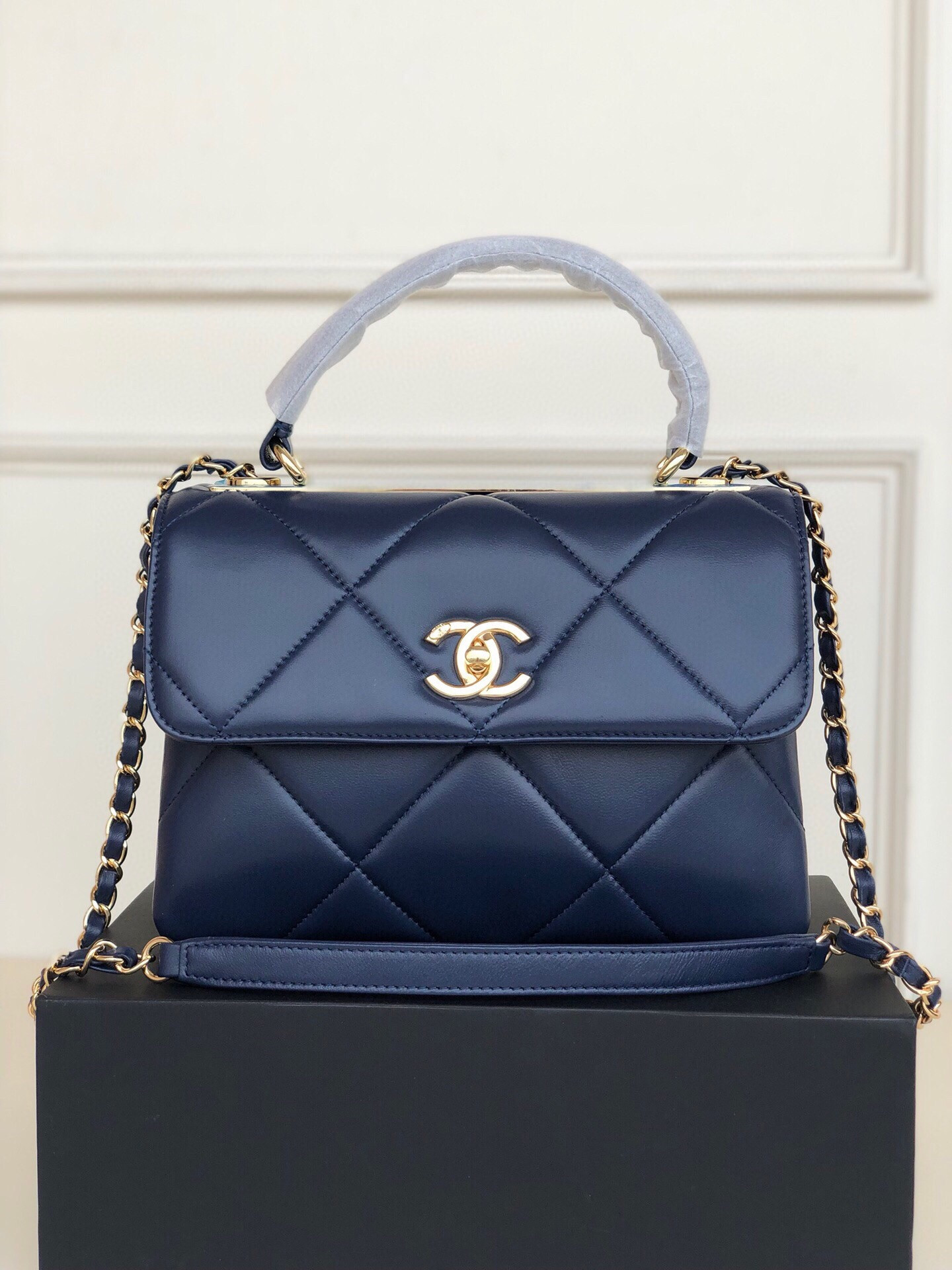 CHANEL FLAP BAG WITH TOP HANDLE 6.6 × 9.8 × 4.7 in