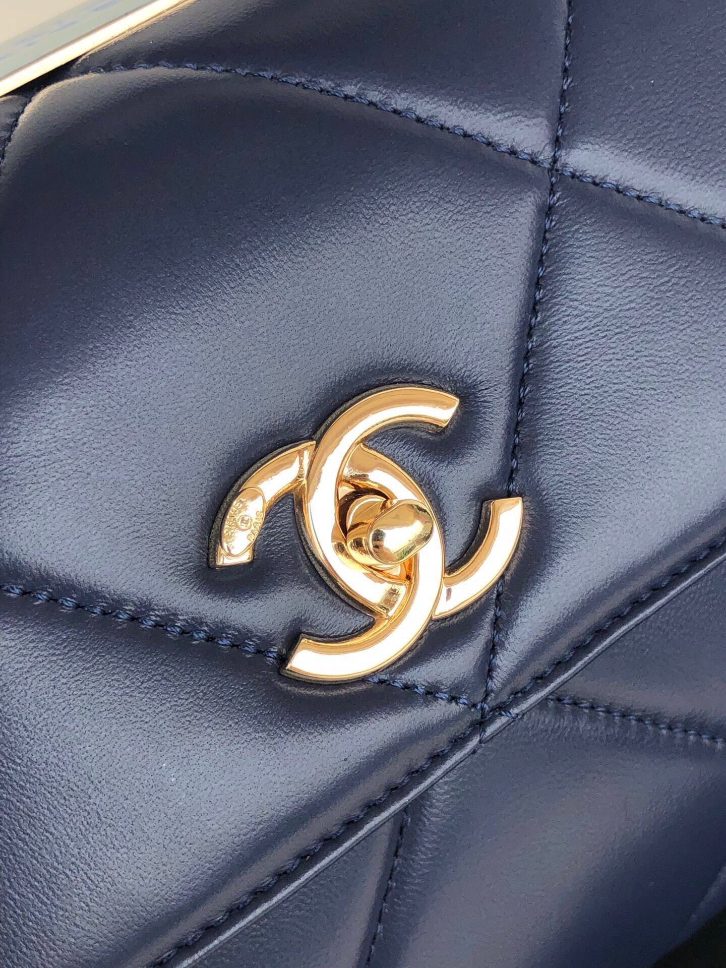 CHANEL FLAP BAG WITH TOP HANDLE 6.6 × 9.8 × 4.7 in