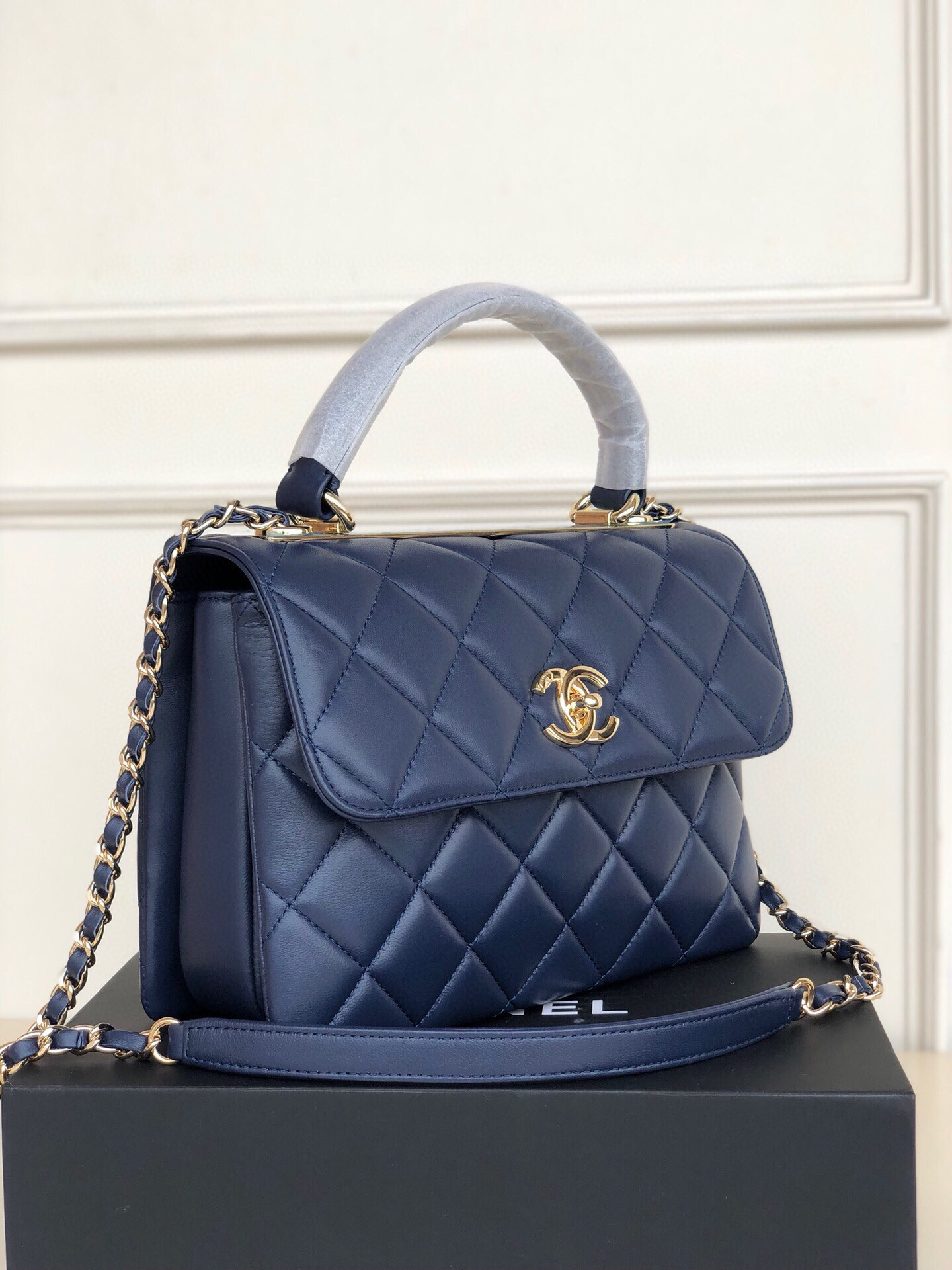 CHANEL FLAP BAG WITH TOP HANDLE 6.6 × 9.8 × 4.7 in