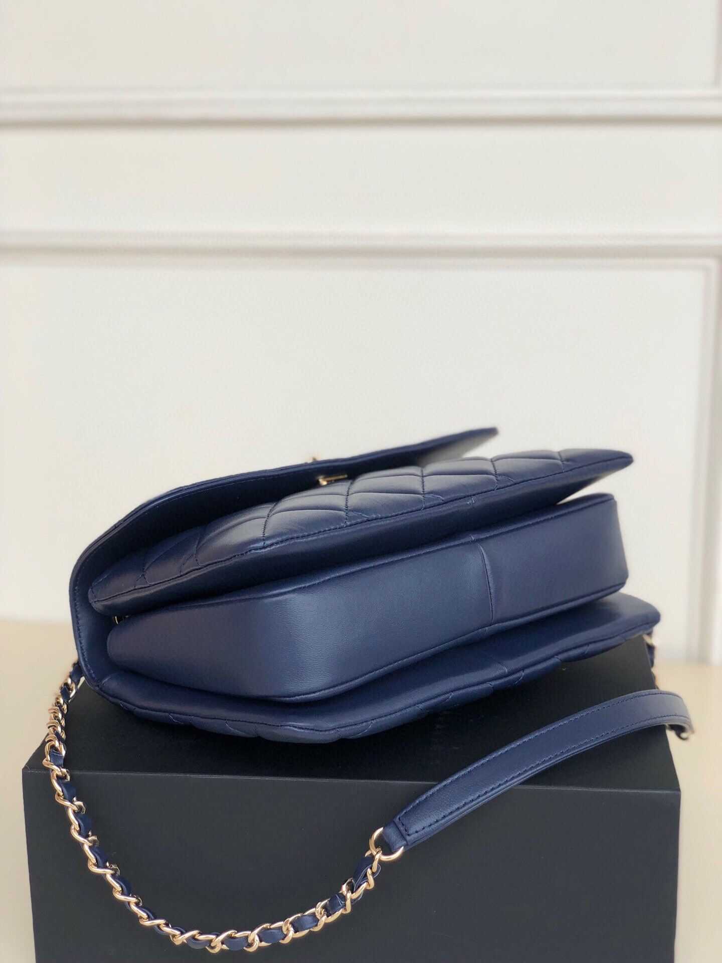 CHANEL FLAP BAG WITH TOP HANDLE 6.6 × 9.8 × 4.7 in